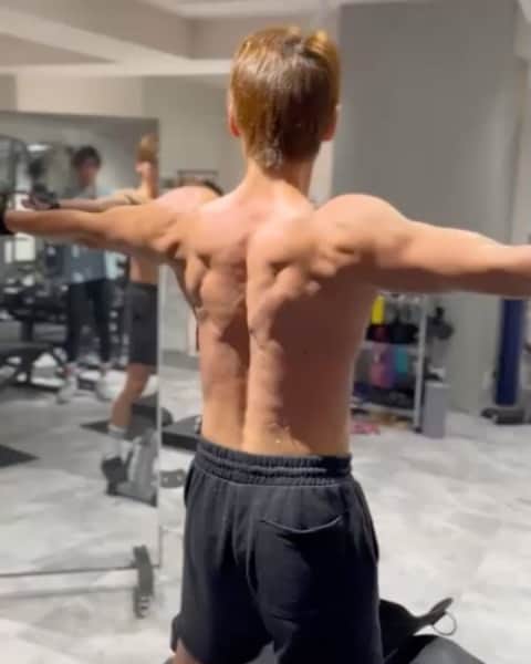 小見山直人 のインスタグラム：「🙋‍♂️💪🔥 もちろんまだまだこれから💪💪💪 正直減量キツいけど1日1日しっかり頑張る💪🔥  気合い💪🔥  #筋トレ #トレーニング #ジム #ベストボディジャパン」