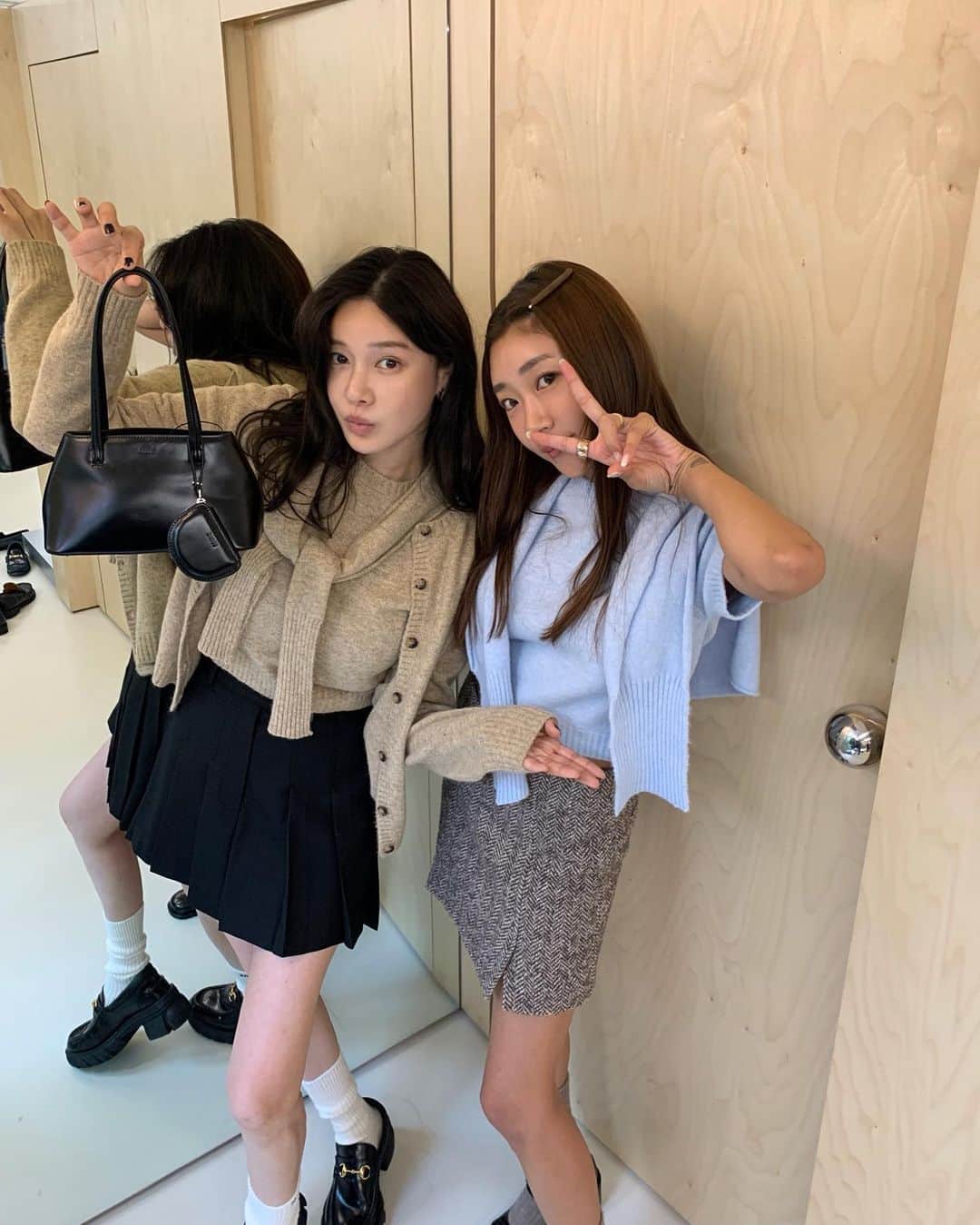 nanaのインスタグラム：「그로브 사장님머릿속에 몇개의 코디가 있으신가용🧏🏼‍♀️ 나 남이 입혀준코디 입어본거 처음인고 같아🥹 따뜻해 엄마같다 푸핫핫 한남동집 바로 옆이라 방앗간처럼 갔는데 역시나 이번 시즌도 너무나 대 만족🖤🖤🖤🖤🖤🖤🖤  @grovestore」