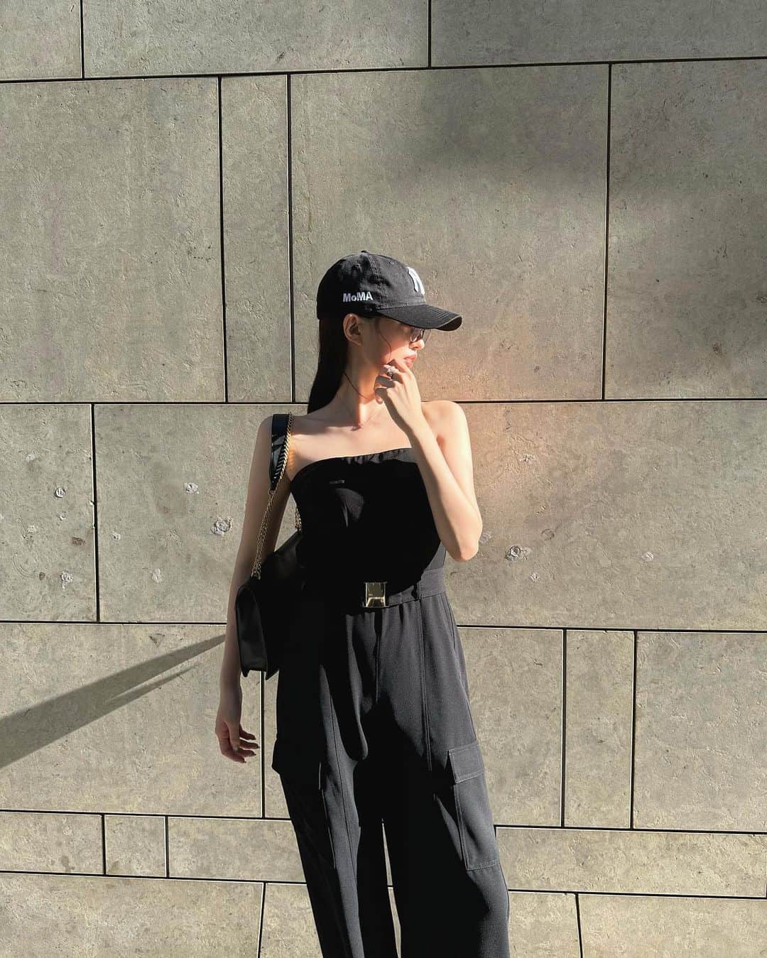 宮内理沙のインスタグラム：「昨日のジャケット無しバージョンです🌻 こういうタイプのアイテムあまり着ないんだけど買ったら買ったで気に入ってしまって沢山着てる🫶  髪短くしてから服装変わったけど以前のようなものも着てみたいな🤔💭  #blackoutfit  #zara率 #snsではかっこつけさせてください」
