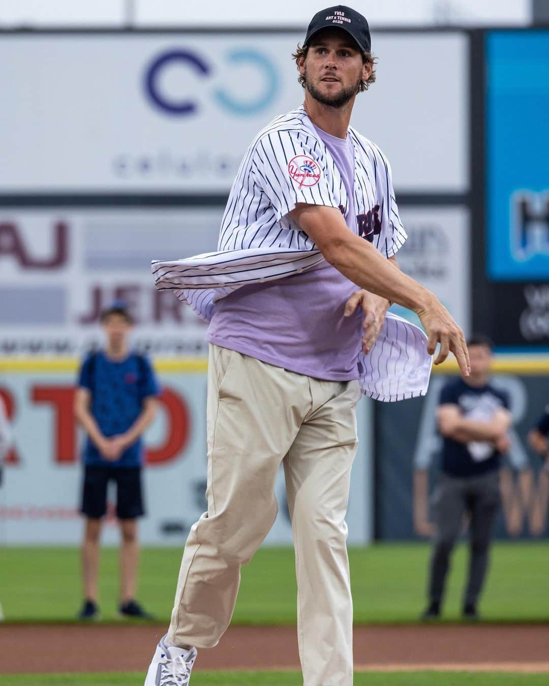 トーマス・ピーターズのインスタグラム：「Throwback to throwing bad pitches @somersetpatriots last week 🤣 Thanks for hosting us!」