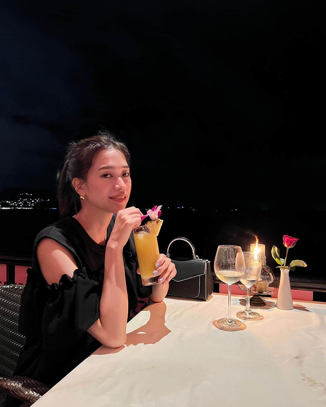 紺野ゆりのインスタグラム：「Nizi project2でまた心打たれてほっこり✨✨  さぁ明日は久々の撮影☆ がんばるぞ💪✨  おやすみ🌙  📍 @baanrimpa   #yuribangkoklife 🇹🇭  #phuket#プーケット」
