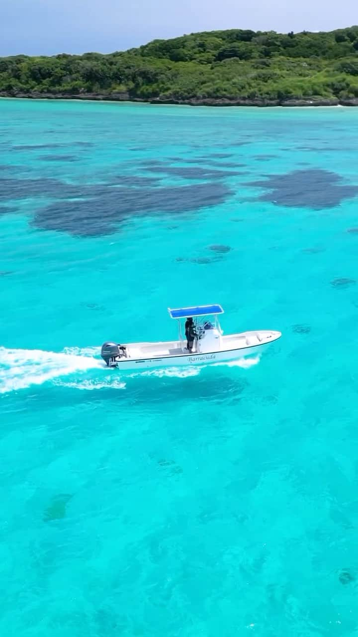 HAIMURUBUSHI はいむるぶしのインスタグラム：「小浜島・はいむるぶしから癒しの風景をお届けします。 世界有数の透明度を誇る八重山の海… リーフ内の遠浅の海ではレジャーボートが宙に浮いたように見えます。 ここにしかない、美しい海が広がっています。 #沖縄 #八重山諸島 #離島 #サンゴ礁 #海 #ボート #船 #旅行 #美しい #景色 #小浜島 #リゾート #ホテル #はいむるぶし  #japan #okinawa #island #travel #blue #sea #coral #boat #cruising #beautiful #scenery #kohamajima #resort #hotel #haimurubushi」