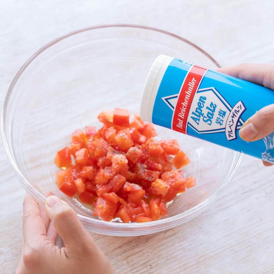 ぐっち夫婦さんのインスタグラム写真 - (ぐっち夫婦Instagram)「授乳中なのでお酒はまだこれから。 カフェインもお預けです👼 明けたらまずはビールかなぁ😁  今日は、夏におすすめのおつまみ^ ^ 「トマトとしらすのブルスケッタ」  バケットに生のニンニクをさっとこすりつけ、 トマトとしらすに、塩とこしょうで味付け。  フレッシュなトマトにしらすの旨味、 にんにくの香りがアクセントになって 塩がそれを引き立ててくれます^ ^  ぜひ！週末飲みのおともに〜✨  ☻☻ⒽⒺⓁⓁⓄ☻☻  「トマトとしらすのブルスケッタ」 🥞分量：2〜3人分 ⏰調理時間：15分 ⭐️難易度：★☆☆  トマト…1個 しらす…20g バゲット…1/2本 にんにく…1/2片 オリーブオイル…小さじ2 アルペンザルツ…小さじ1/5 レモン汁…小さじ1  粗びき黒こしょう…少々  🐣下準備🐣 トマトは横半分に切り、タネとヘタをのぞいて、1cm角に切る。ザルに入れて水気をとる。  🙋‍♂️バゲットを焼く🙋‍♀️ バゲットは1cm幅にスライスし、トーストする。にんにくをこすりつける。  🙋‍♂️混ぜる🙋‍♀️ ボウルにトマトを入れ、オリーブオイル、アルペンザルツ、レモン汁、しらすを混ぜ合わせる。  🙋‍♂️仕上げる🙋‍♀️ トマトとしらすをバゲットにのせ、粗びき黒こしょうをかける。  ***  🍳レシピ概要 1cm角に切ったトマトとしらすを、 オリーブオイルやアルペンザルツの塩、 レモン汁で和えます。 にんにくをこすりつけて焼いたバゲットに トッピングしたら完成！ 粗びき黒こしょうをかけて＾＾  *** 夏野菜の代表格、トマトを使った 絶品おつまみ！ にんにくの香りがするバゲットと 塩味のきいたトマトとしらすが 相性抜群＾＾ 白ワインと合わせて楽しんで♪  🧂塩はアルペンザルツを使っているよ @alpensalz_jp  ***  ぐっち夫婦の今日なにたべよう？🙋‍♂️🍽🙋‍♀️  ***  🐣お知らせ🐣  📘✨好評発売中！ 「いろいろつくってきたけど、やっぱりこの味」  🎦 YouTube 【ぐっち夫婦のふたりごはん】でも レシピ配信しています〜！ 遊びにきてね🙋‍♂️🙋‍♀️ @gucci_fuufu  💬 LINEでレシピ検索できます！ @gucci_fuufu にて  ☻☻ⒽⒺⓁⓁⓄ☻☻  #japanesefood #japanesefoods #レシピ #料理記録 #手作り料理 #簡単レシピ #ふたりごはん#夕ご飯 #晩ごはん #手料理 #今日のごはん #ぐっち夫婦 #料理動画 #YouTube料理動画 #料理好きな人と繋がりたい #ぐっち夫婦レシピ #しらす #トマト #pr」8月17日 23時26分 - gucci_fuufu