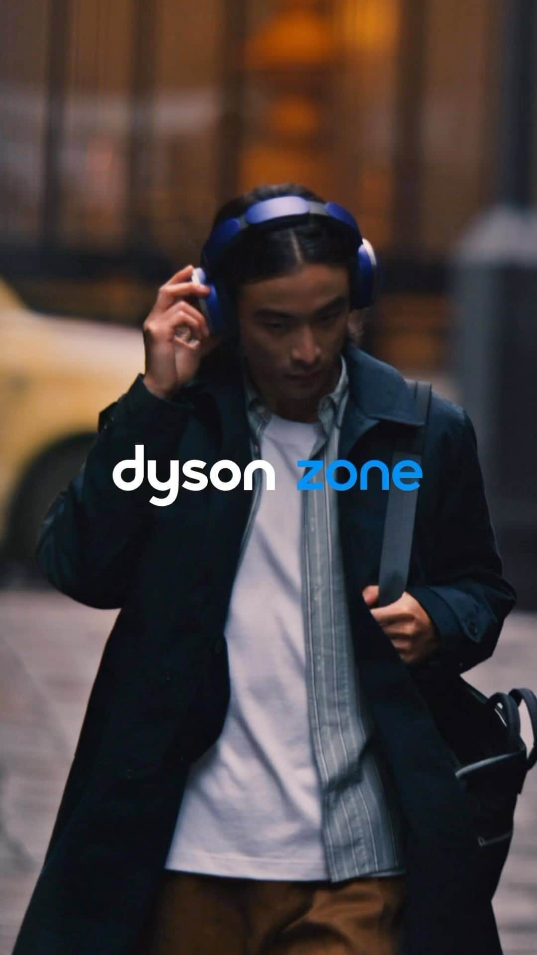 Dysonのインスタグラム：「Sound decision.  Absolute clarity in bass, mids and highs – the Dyson Zone headphones have been scientifically tuned for realistic, detailed audio.  🎶  @theramonaflowers  Listen to the full track ‘Ramona Flowers - Nothing more to worry about’ via link in bio.  #dysonzone #dysonheadphones #pureaudio #dysontechnology」