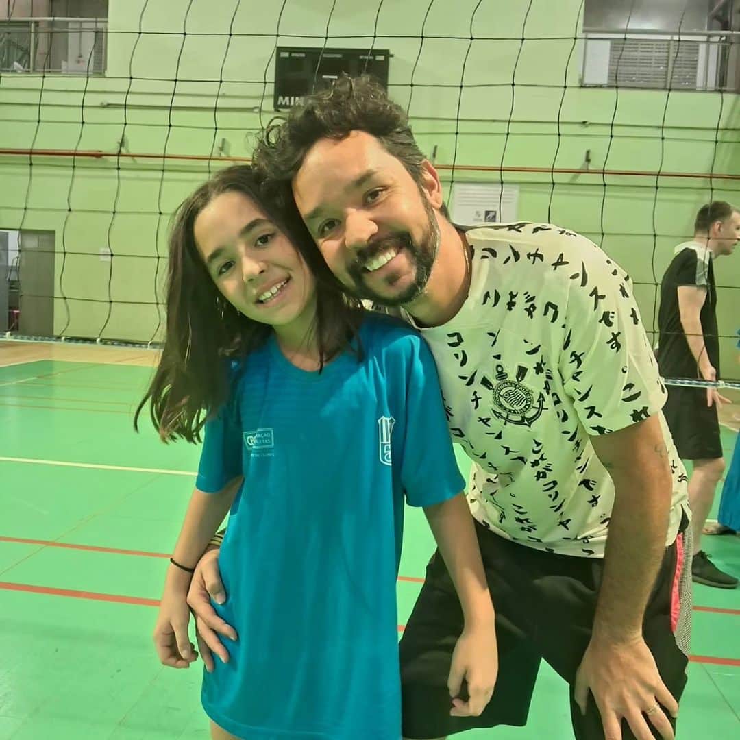 のインスタグラム：「#tbt  Quando falei que queria aposentar das quadras era exatamente para isso. Não queria mais perder nenhum momento ao lado da minha família. momentos que por muitas vezes abrimos mão por conta de nossos sonhos e objetivos (faz parte) mas esse último dia dos pais foi inesquecível! Pela primeira vez pude jogar uma partida de vôlei ao lado da minha filha! Que momento!! Obrigado a Deus e ao Minas Tênis Clube por me proporcionar essa experiência incrível!  Que venham os próximos encontros!  #minastenisclube #diadospais #vcfazpartedamagia #Amor #família #vida #filhos @mtcvolei  @mtc @mtcesporte  @mtccultura  @mtceducacao」
