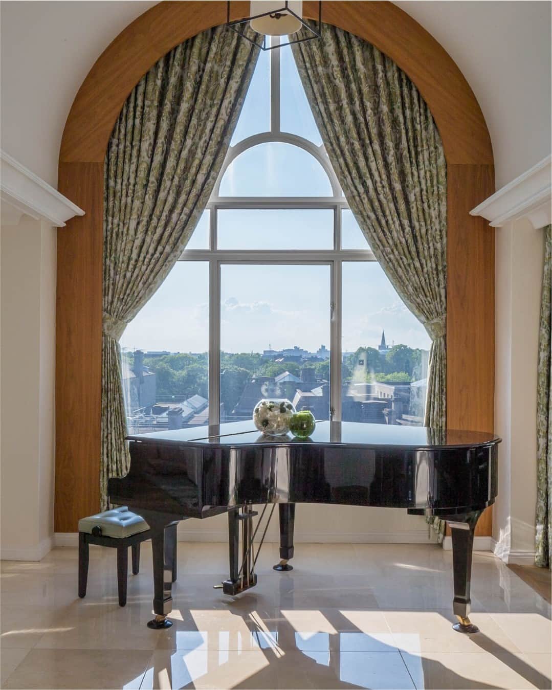 Conrad Hotelsのインスタグラム：「Uncover a world where Dublin’s rich literary heritage intertwines with sleek, modern design and bespoke Irish art.  📍 @conrad_dublin」