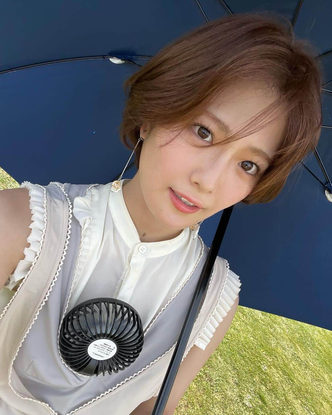 清宮レイのインスタグラム：「MV撮影中自撮り。 豊洲市場の屋上は40度以上ありましたの🫠 お衣装のスタイリングが可愛かった♡  Our new music video is now on YouTube👍 We filmed it at Toyosu-market's green rooftop. You can see the amazing view of Tokyo Bay out there! (sometimes Mt.Fuji) I highly recommend you guys to visit there when you're coming to Japan🇯🇵  #乃木坂46」