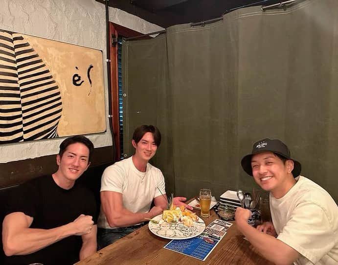 藤村晃輝のインスタグラム：「今日の番組内で 少しだけご紹介しましたが、  来週末のゆ〜サタマルシェ、 暑さ対策の1つとして、  会場内でマッスルな方々が ミストを噴射してくれます🚿  浴びるも良し、記念撮影するも良し、 拝むも良しです🙏  8月26日(土)、27日(日)は 大分駅前に集合〜！  #ゆーサタマルシェ #大分 #oita」