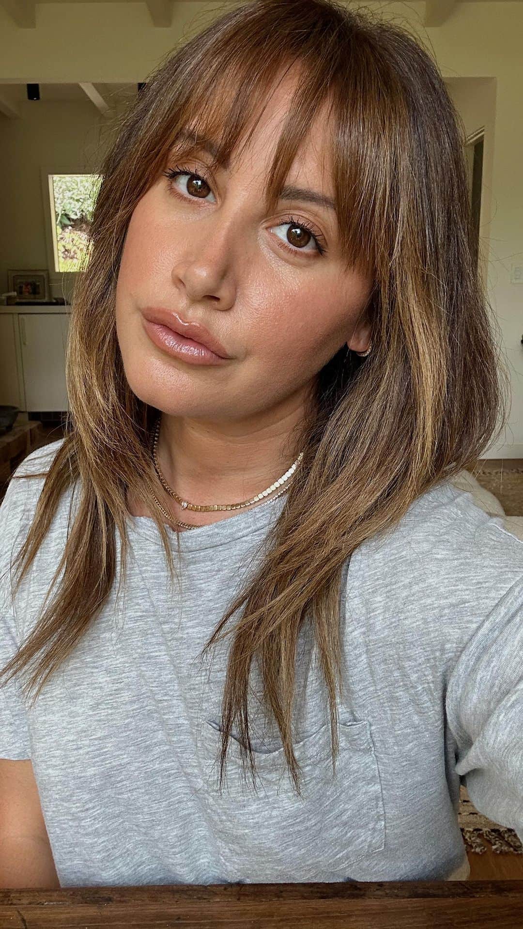 アシュレイ・ティスデイルのインスタグラム：「My everyday neutral makeup routine. Has anyone else been loving warm tones lately? 🤎」