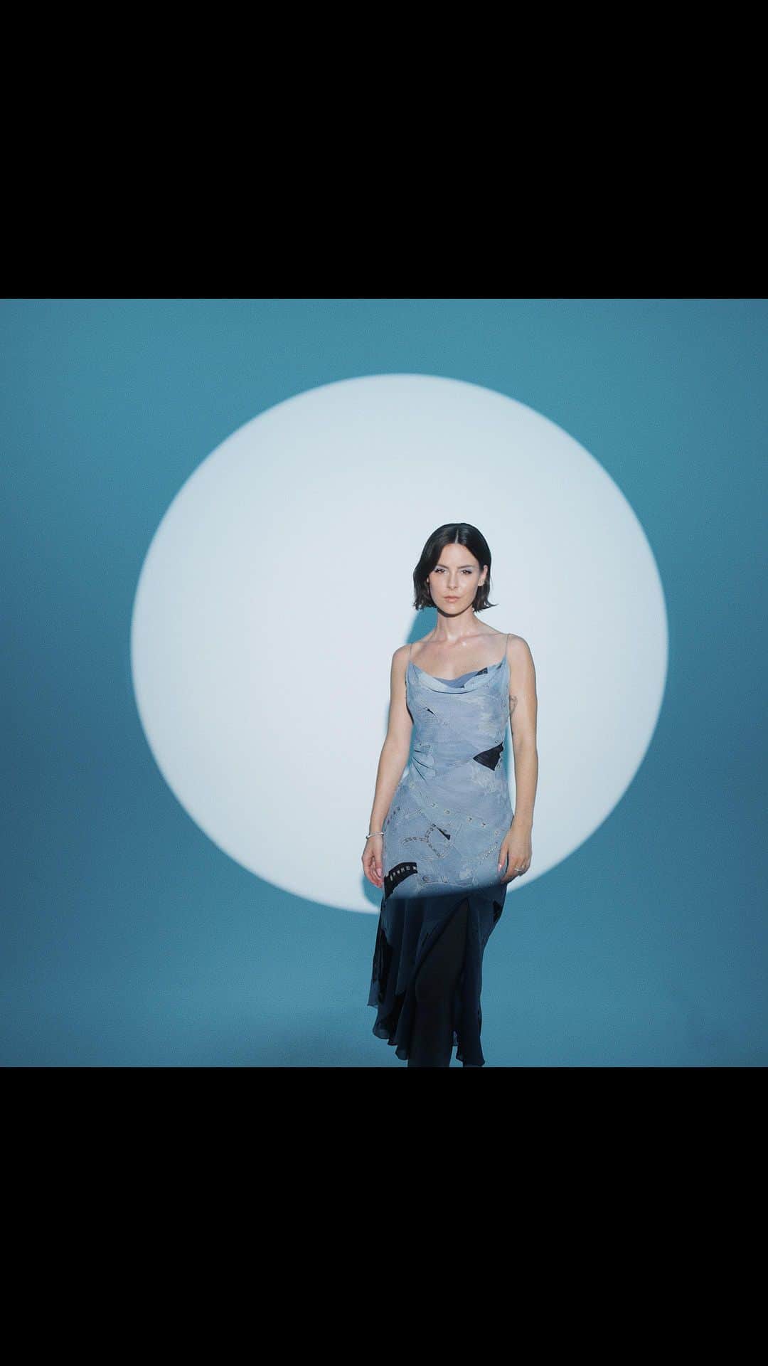 レナ・マイヤー＝ランドルートのインスタグラム：「RAYE - Ice Cream Man 💙 als Cover Version. Link in Story   Triggerwarnung:  Der Inhalt des Liedes befasst sich mit dem Thema sexualisierter Gewalt. Es beschäftigt sich mit einer Thematik, die von einigen HörerInnen als beunruhigend empfunden werden könnten.」