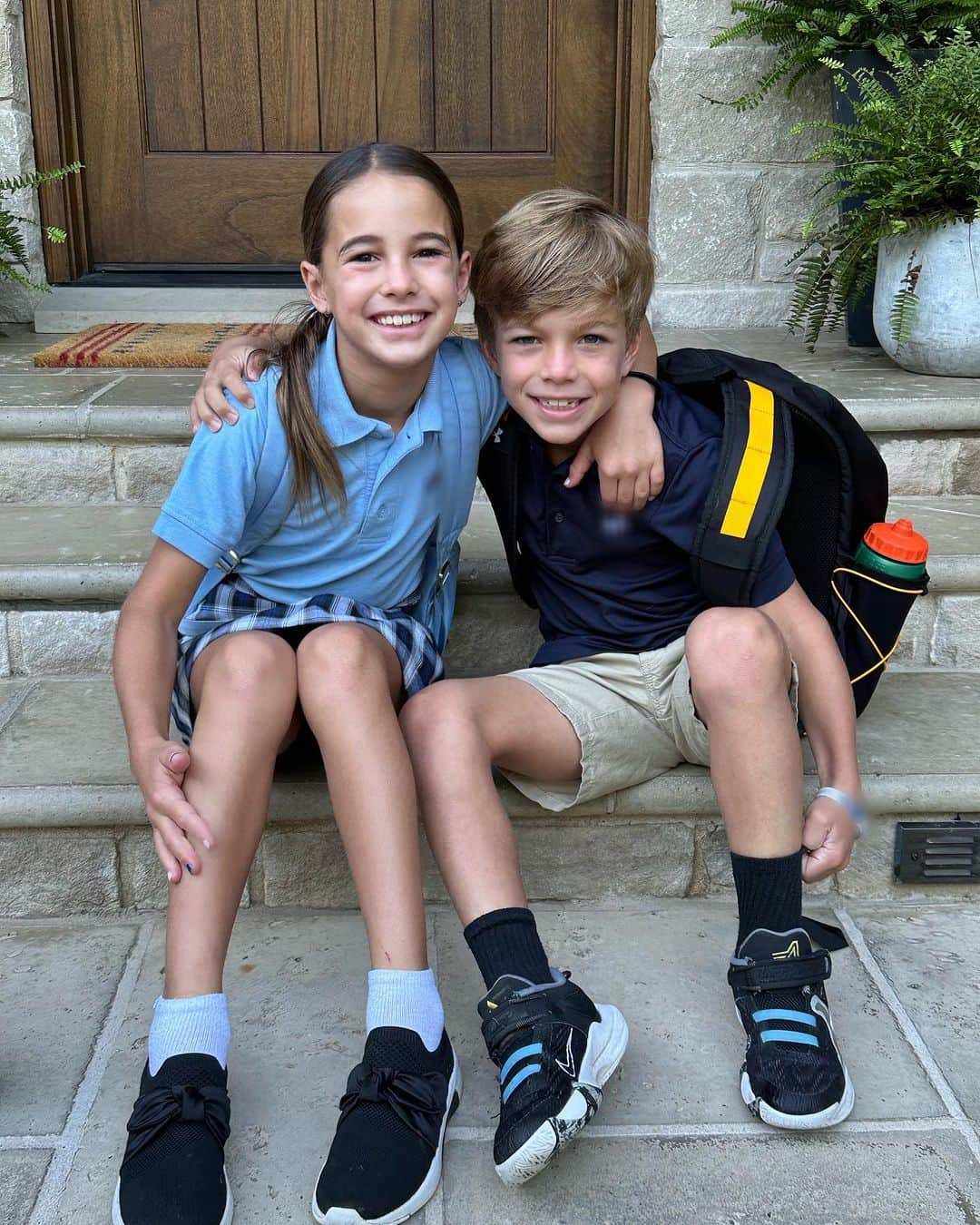 Jessie Jamesさんのインスタグラム写真 - (Jessie JamesInstagram)「Eric’s first day of 2nd grade💙🙏🏽🥹 My handsome boy is getting so big 🥹💙」8月18日 0時06分 - jessiejamesdecker