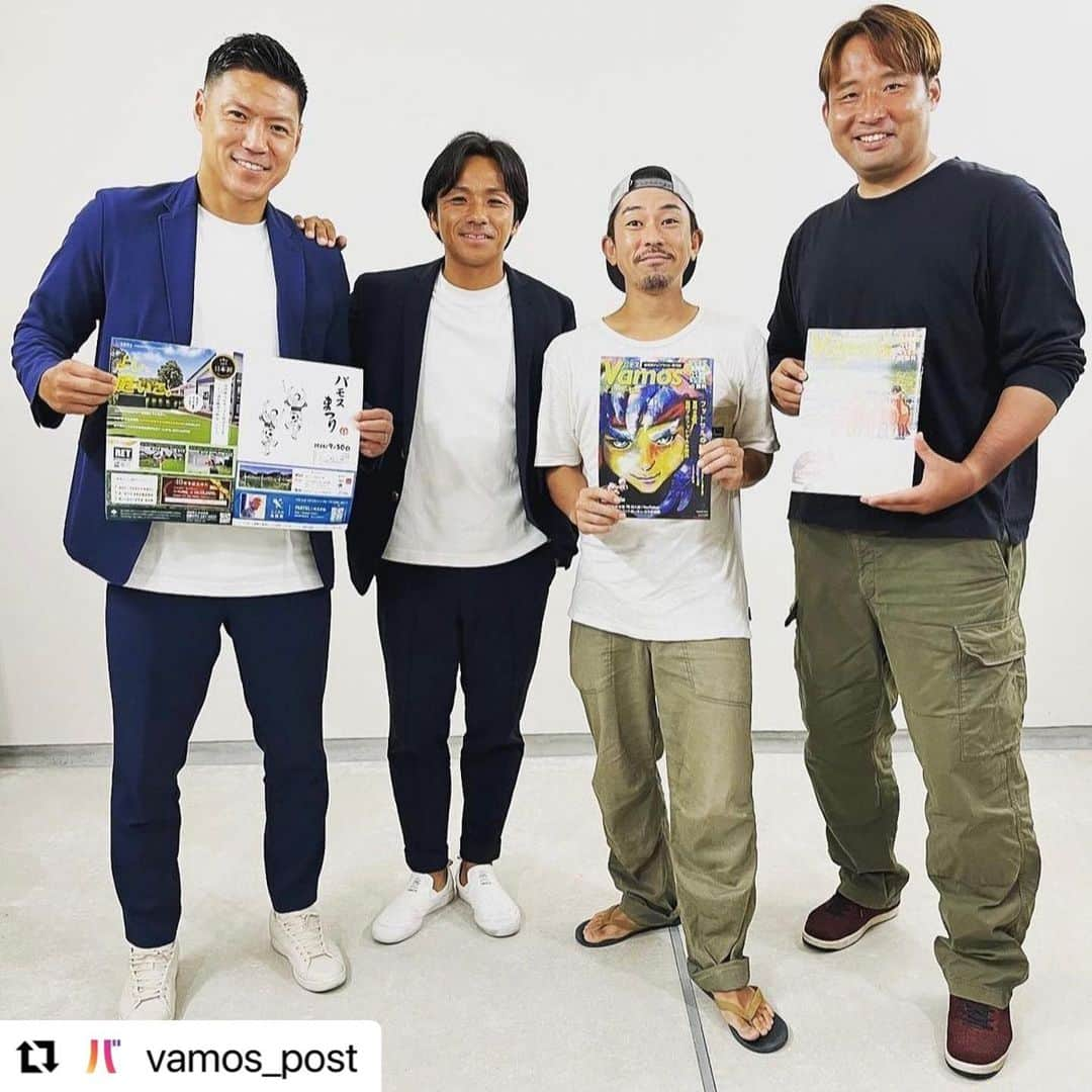 赤星拓さんのインスタグラム写真 - (赤星拓Instagram)「Respect⚽️ サッカーのご縁に感謝。  カミ、これからもよろしく😁  衛藤さん、バモス関係者の皆様、素敵な機会をいただきありがとうございました‼️  チャレンジしている子ども達に何か感じて貰えたら嬉しいです。 #福岡バモス #ありがとう #Repost @vamos_post with @use.repost ・・・ 次号の対談のお相手は 元アビスパ福岡GK 神山竜一さん @kamiryu1   元サガン鳥栖GK　 赤星拓さん @akahoshi.taku_1  のお二人です😊  ニコニコと穏やかな表情から、 カメラを向けられた瞬間に顔つきが変わり、現役時代の闘う目に。 驚くほど雰囲気がガラリと変わりました。  対談では、プロサッカー生活10年以上のお二人が、 プロを目指した意外なきっかけや、GKならではの孤独や苦しさ、FPには味わえない特別な魅力など、普段なかなか聞けないプロの世界のお話をたっぷりとお話してくださいました。  GKに限らず、ジュニア世代のみなさんの役に立つお話が盛りだくさん。  こちらの対談動画は今後YouTubeでノーカットで発信いたしますのでお楽しみに〜！！  #福岡バモス  #ゴールキーパー #GK #フリーペーパー #vamos #アビスパ福岡 #サガン鳥栖」8月18日 0時12分 - akahoshi.taku_1