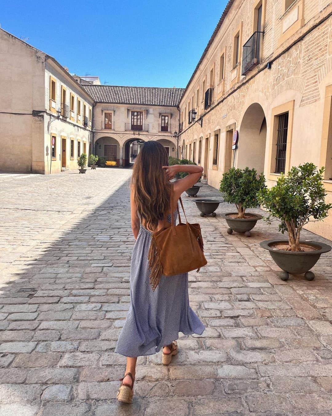 サラ・カルボネロさんのインスタグラム写真 - (サラ・カルボネロInstagram)「Un vestido y un amor. ♾   Sevilla.  #verano2022 #avo #tbt」8月18日 0時13分 - saracarbonero