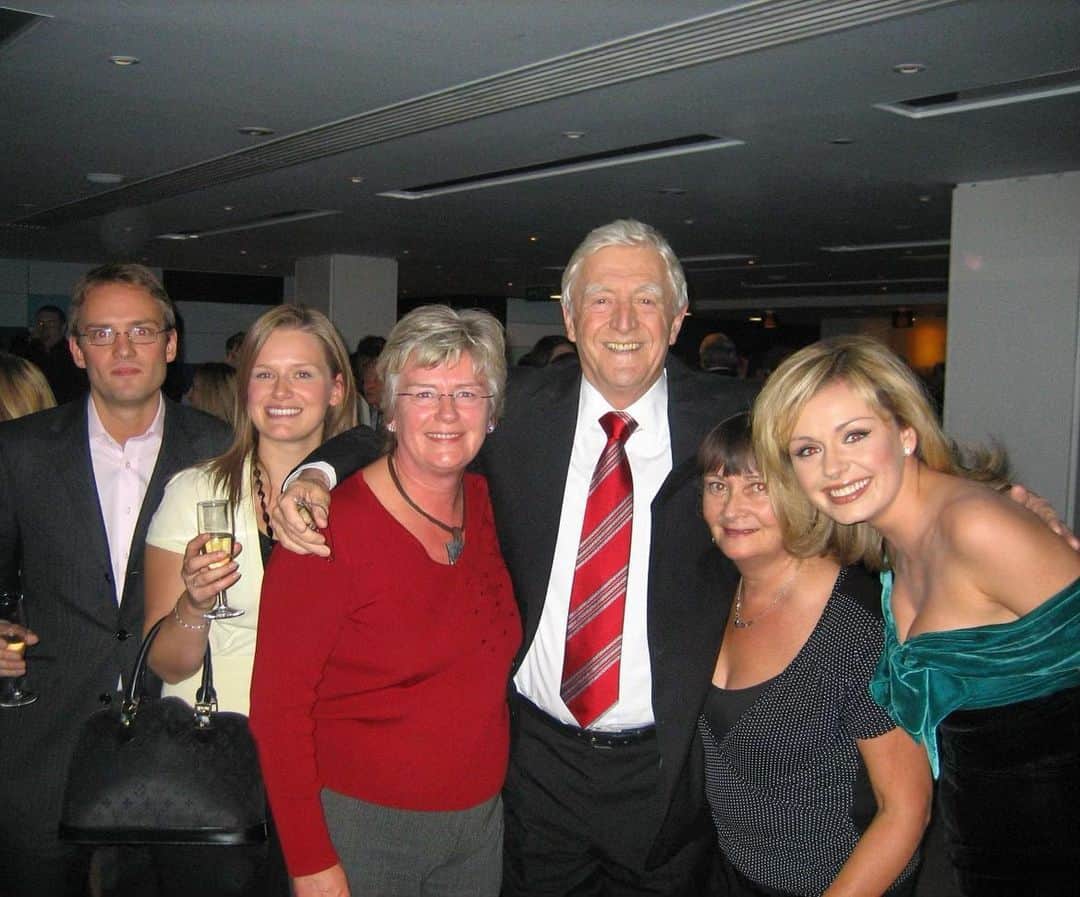 キャサリン・ジェンキンスのインスタグラム：「Love this photo of the Jenkins Taffia with Parky taken backstage in the bar after I appeared on his chat show nearly 20 years ago. A brilliant interviewer, a legend and a true gent.  Always loved it when our paths crossed and we got to catch up #RIPMichaelParkinson」