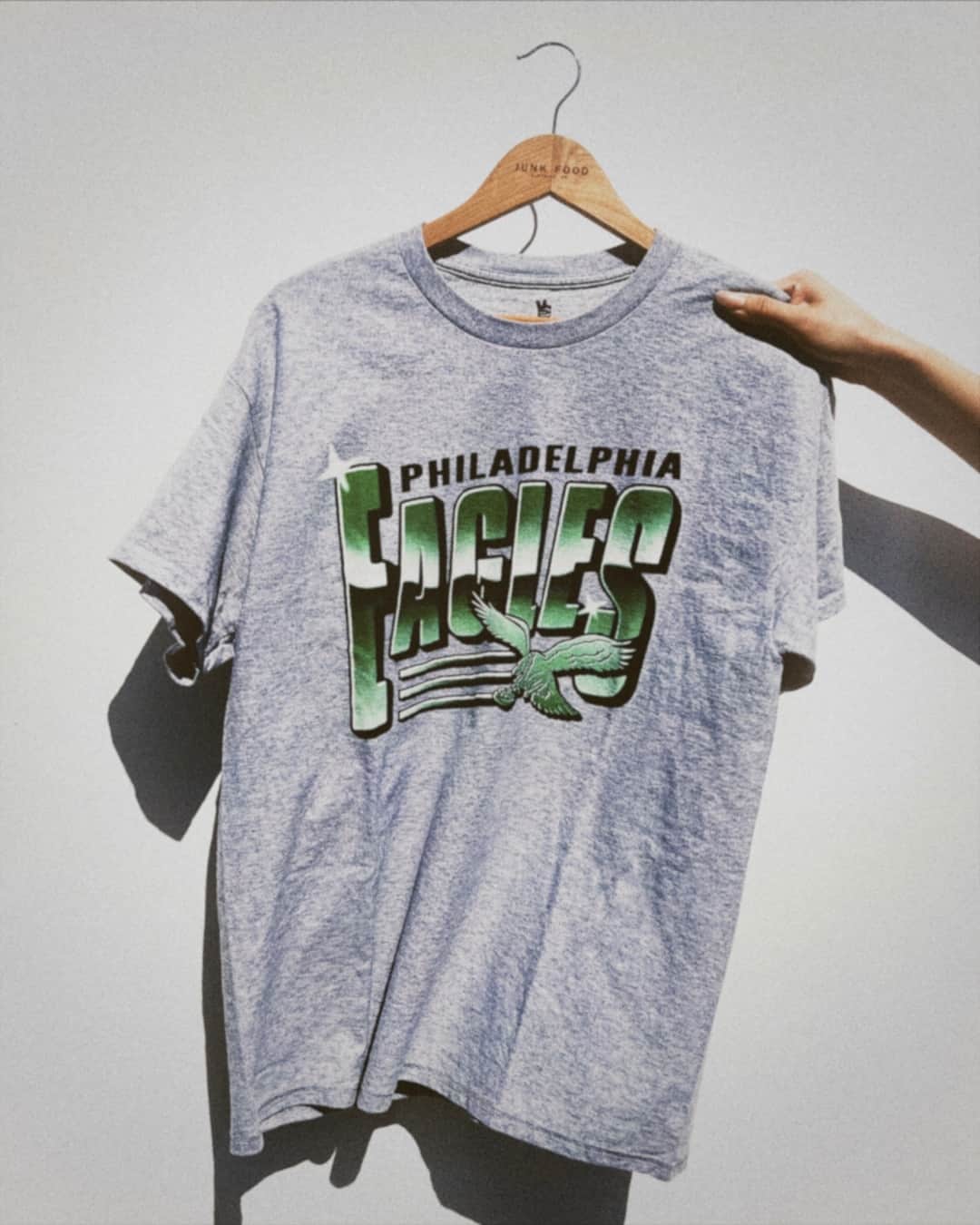 ジャンクフードのインスタグラム：「all new NFL styles just dropped — shop at the link in our bio 🏈✌️」