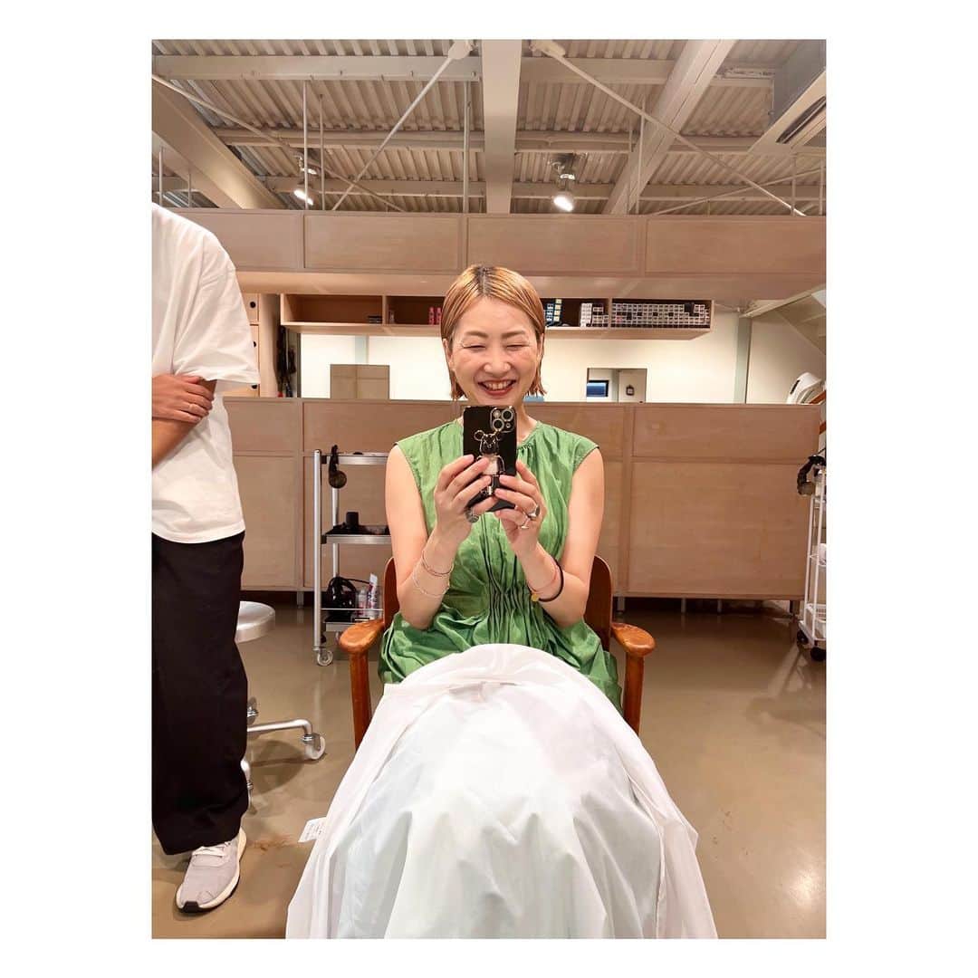 のインスタグラム：「💇‍♂️✂️💇‍♀️  髪切ったーーー！ 5cmくらい切ったった！  どーお？どーお？ 自分的にはお気に入り✌️  こんなに短いのいつ以来かなー？？🤔  カラーリングの前にバッサリ！ 変化がうれしくて📸撮ってたら 担当の中込さん見切れるの巻。笑 逃げるけど写る笑  #haircut #haircolor #beige #pink」