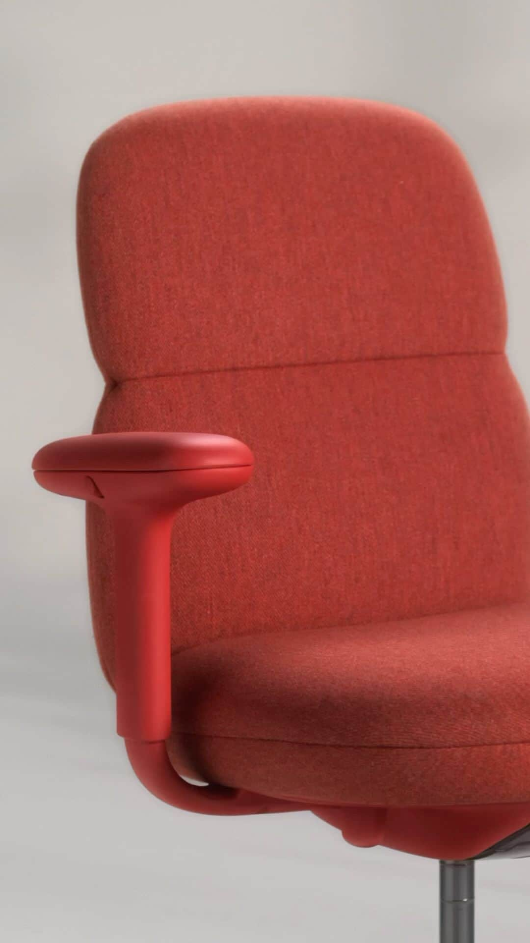 Herman Miller （ハーマンミラー）のインスタグラム：「This new soft seating is hard working, with innovative ergonomics hidden inside its upholstered frame. PostureFit® adjusts to fill the void that exists between the lower back and chair, providing natural alignment of the spine. The contoured seat pad minimizes pressure points and provides ultimate support. It provides all the performance of a work chair in a form that is as comfortable as it is beautiful. Meet Asari Chair by Herman Miller at the link in bio.」