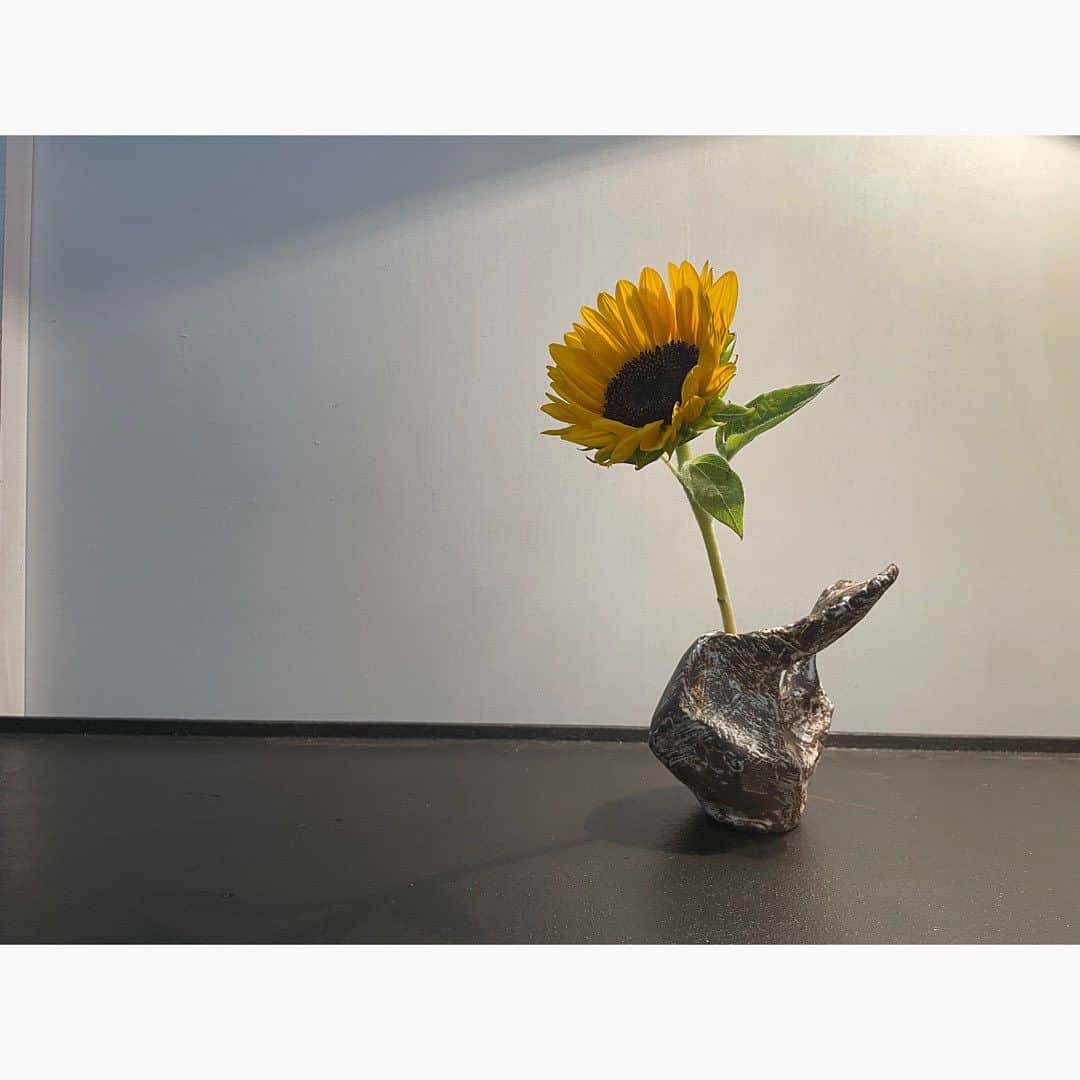 佐田正樹のインスタグラム：「宇野くんのご両親がやられてるお花屋さんは東京都練馬にある宇野生花店です‼︎  みなさまも一度行かれてみてはいかがでしょうか⁉︎  暖かい宇野くんのご両親が素敵なお花を見繕ってくれる事でしょう‼︎  わたしも花瓶を見せただけでこんなに素敵に見繕ってもらいました。  たけろうさんの花瓶とお父様の花瓶の親子ポットとベストマッチングー‼︎  グーググーググーコー‼︎」