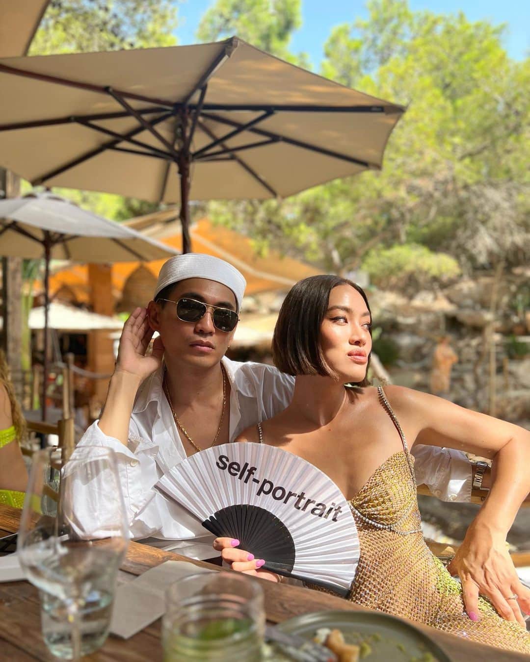 SELF PORTRAITさんのインスタグラム写真 - (SELF PORTRAITInstagram)「Han Chong and Sienna Miller gather friends and family for a summer lunch in Ibiza.」8月18日 0時24分 - mrselfportrait