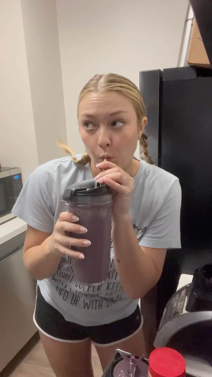 インディア・ガンツのインスタグラム：「My PB&J smoothie recipe: (I was missing a couple ingredients for the video…) •Frozen berry mix •Greens from @alaninutrition (today I used the Greens & Collogen from @jshealthvitamins)  •Spinach (frozen) •Almond Milk •PEANUT BUTTER 👹 •Acai packet from @sambazon」