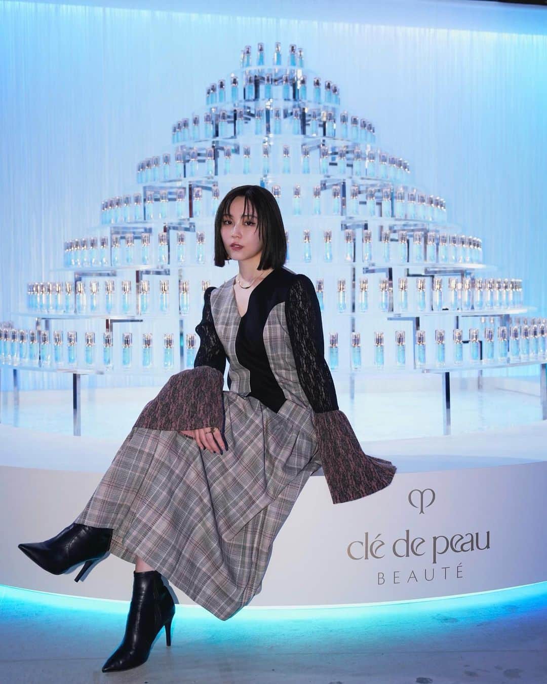 鷲尾伶菜のインスタグラム：「誕生から10周年を迎える美容液「ル・セラム」のPOPUPイベント『輝きの原点にもどる鍵』に行ってきました🗝️  クレ・ド・ポー ボーテが40年以上も肌細胞研究をしていることを初めて知って、私も更に肌質向上の為、美容液や化粧品にも拘りたいなと改めて感じました。  POPUPイベントは 8月18日(金)〜8月27日(日)まで、事前予約制です。  皆様も是非行ってみてください😌  @cledepeaubeaute  #クレドポーボーテ #ルセラム #細胞からはじまる輝き #pr」