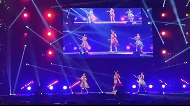 福島ゆかのインスタグラム：「：コミコン  大阪コミコンに出演させていただいたときのものです。  世界中のポップカルチャーが集結した大イベント！  長年愛される不朽の名作たちと最新テクノロジーが融合した企画や展示には心奪われました😳  そんなカルチャーの大大大祭典で 私たちもステージに立たせていただき、、　 アイドルというカテゴリーのパワーを全力で表現しながら アイドル文化がこの先さらにワールドワイドに、、スタンダードになっていきますようにと願いを込めながらパフォーマンスしました。  #コミコン #大阪コミコン #大阪コミコン2023  #ポップカルチャー #マーベル #漫画 #アニメ #アメリカ #アメリカンコミック  #アイドル #ライブ #企画 #展示 #ミュージアム」