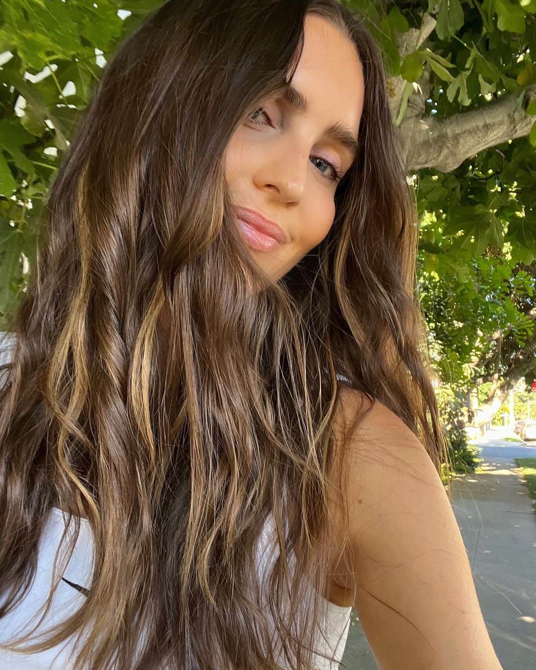 Kirsty Godsoのインスタグラム：「The highlight of summer? Me! 🥰 hair still thriving thanks to @garnierusa #GarnierPartner I used the Garnier Olia Highlights kit in shade HO3 for the perfect summer lift to my hair. Powered by oils and kaolin clay, leaving your hair nourished and shiny with no ammonia or silicones. The best part? You can do it at home yourself and Garnier is approved by Cruelty Free International under the Leaping Bunny program! Try it @cvspharmacy ✨」