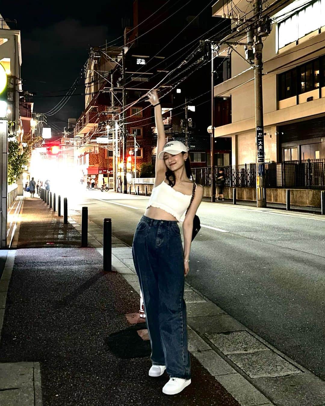 NueNueのインスタグラム：「雖然這時候走了5.6個小時 我的腳已經不是我的腳了 是逛街旅行太快樂的腳 👣 Happy 了🤍  上衣/褲子/帽子 @chennchenn 好搭配到不行🤍」