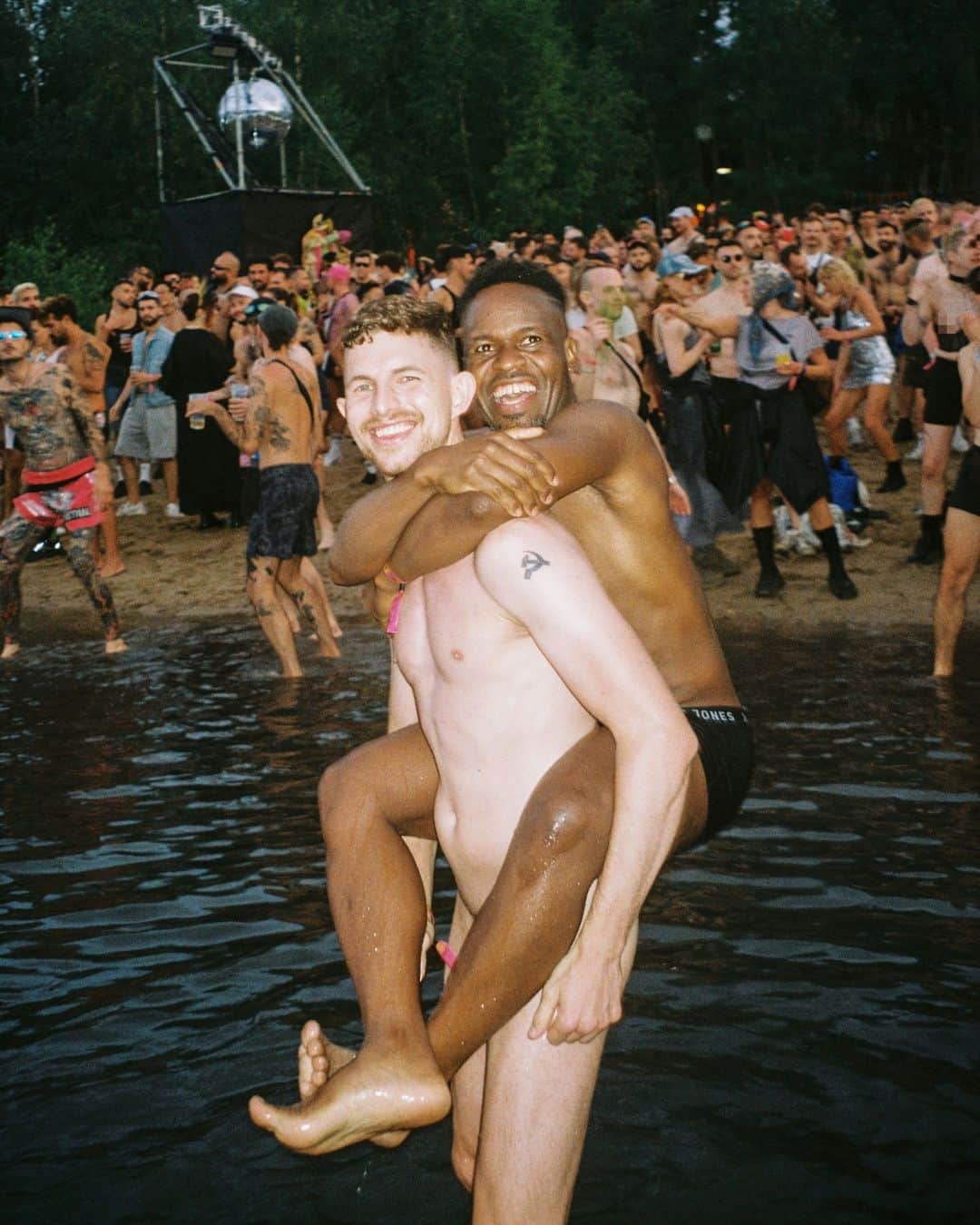 VICEさんのインスタグラム写真 - (VICEInstagram)「Whole Festival is truly a queer party paradise.   For three days every August, 8,000 people descend on a drab former mining site in the German countryside, transforming it into a joyous, sweaty, glitter-drenched techno utopia. There are darkrooms in the forest, beaches to strip off and stretch out on, and a general sense of love and acceptance you’re unlikely to find at many other festivals.  Dani d’Ingeo (@remainsofd) sent us their photos from this year’s party.」8月18日 0時57分 - vice