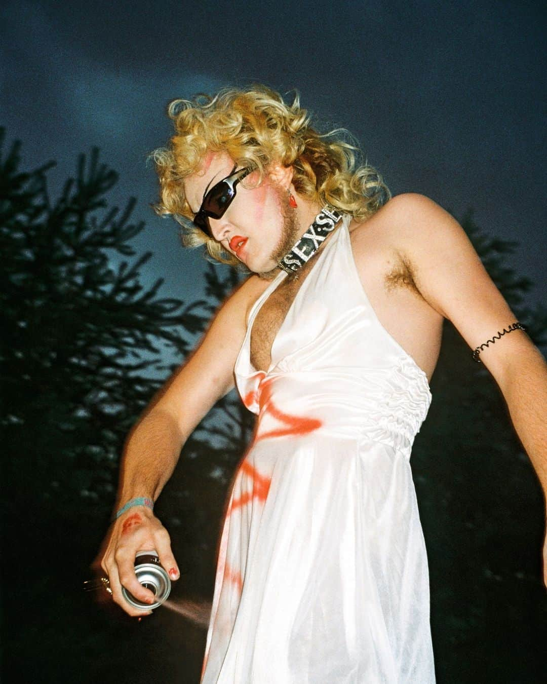 VICEさんのインスタグラム写真 - (VICEInstagram)「Whole Festival is truly a queer party paradise.   For three days every August, 8,000 people descend on a drab former mining site in the German countryside, transforming it into a joyous, sweaty, glitter-drenched techno utopia. There are darkrooms in the forest, beaches to strip off and stretch out on, and a general sense of love and acceptance you’re unlikely to find at many other festivals.  Dani d’Ingeo (@remainsofd) sent us their photos from this year’s party.」8月18日 0時57分 - vice