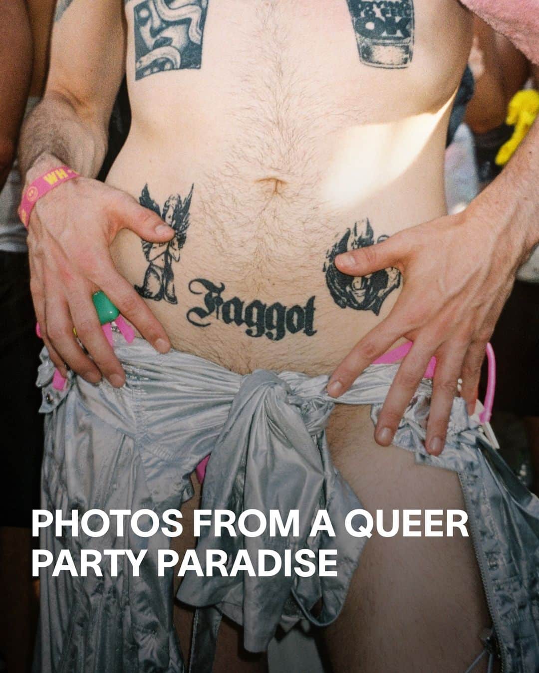 VICEのインスタグラム：「Whole Festival is truly a queer party paradise.   For three days every August, 8,000 people descend on a drab former mining site in the German countryside, transforming it into a joyous, sweaty, glitter-drenched techno utopia. There are darkrooms in the forest, beaches to strip off and stretch out on, and a general sense of love and acceptance you’re unlikely to find at many other festivals.  Dani d’Ingeo (@remainsofd) sent us their photos from this year’s party.」
