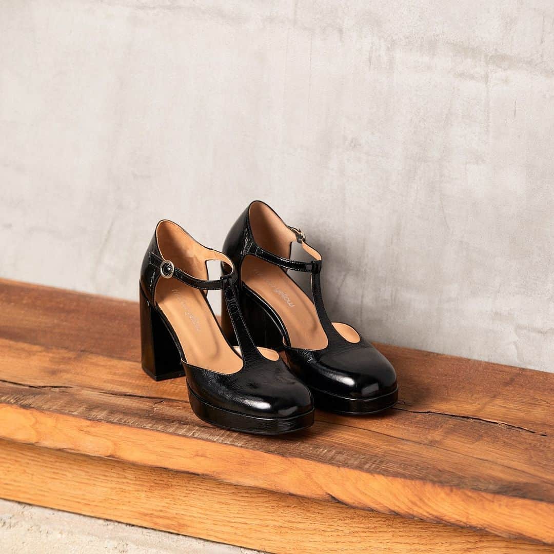 メローイエローパリのインスタグラム：「Adelyne. 🖤 On aime la bride en T, façon salomé. Le coloris noir, sobre et élégant. Et la finition vernie, qui apporte de l'éclat les jours où il faut marquer le coup.  📍 Fabrication au Portugal  #mellowyellowparis #shoes #chaussures #newco #nouvellecollection #newin #nouvelleco」