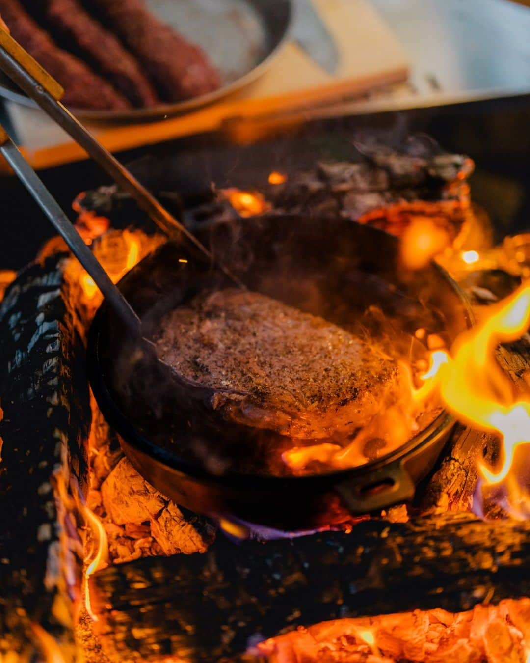 Snow Peak USAのインスタグラム：「Create a culinary masterpiece over the open flames with Snow Peak’s durable Takibi cookware.   #snowpeakusa #noasobi #camping #outdoorgear #takibitime」