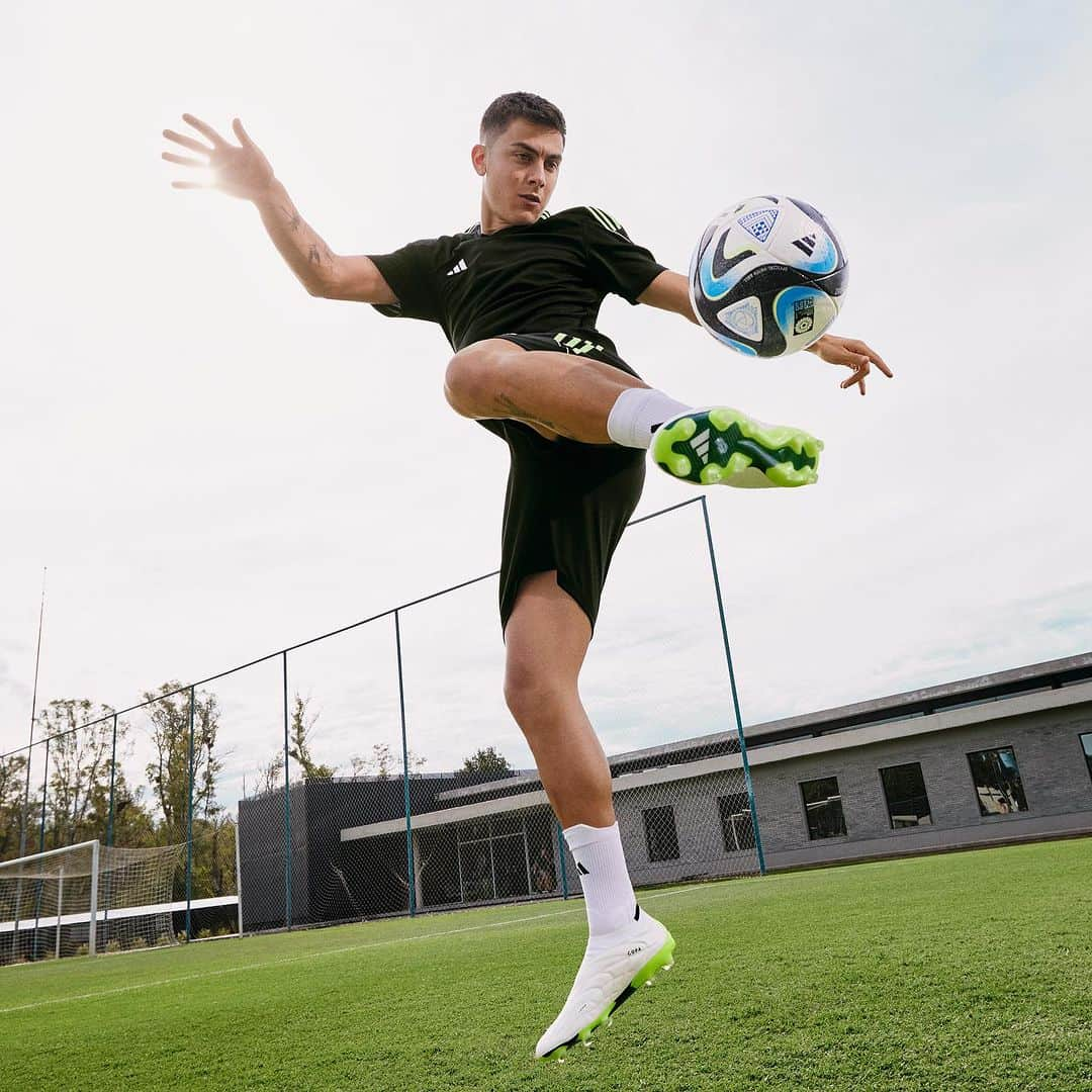 パウロ・ディバラのインスタグラム：「Take off 🚀 @adidasfootball」