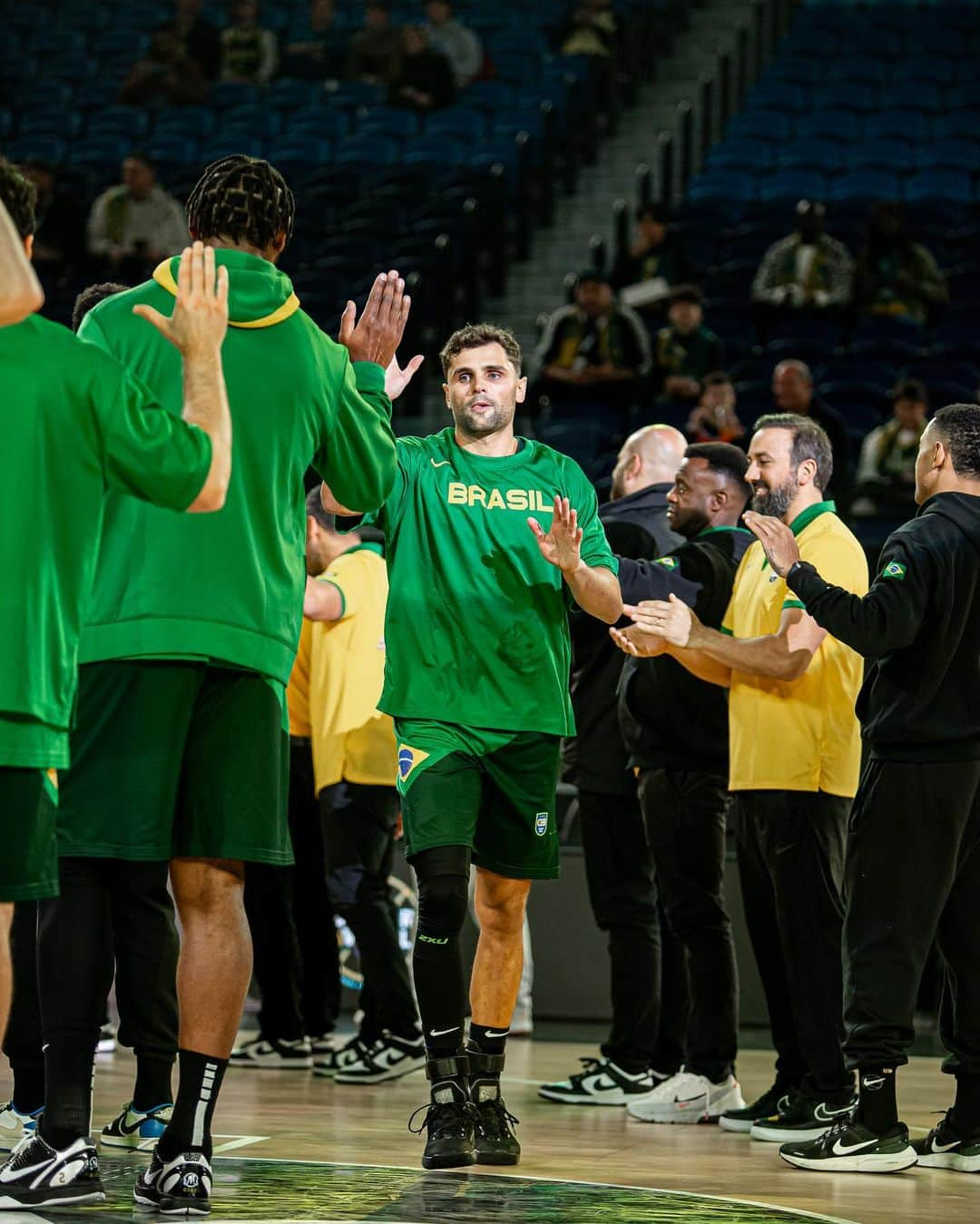 ラウル・ネトのインスタグラム：「Como é bom estar de volta 🇧🇷 🏀」