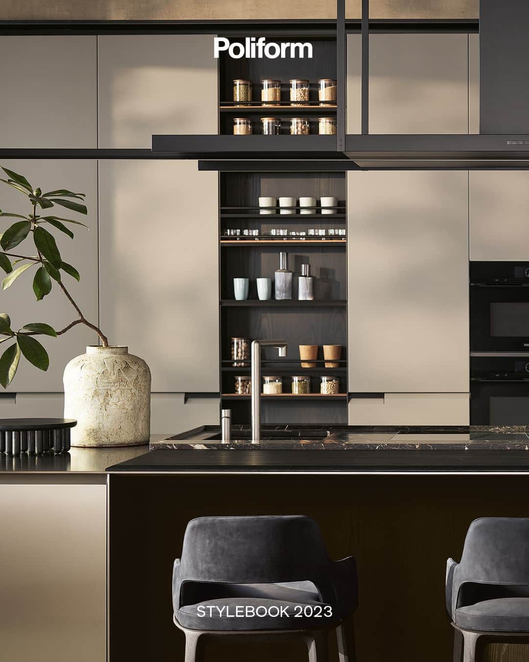 Poliform|Varennaのインスタグラム：「Precision in every detail, sophistication in every material. Discover Shape kitchen at the link in bio.  #poliform #design #madeinitaly #home #homedesign #living #poliformhome #poliformnews #poliformnovelties #poliformnewcollection #poliformkitchen #poliformkitchencollection #kitchen #kitchens #poliformshapekitchen #shapekitchen #poliforrmnewhome #poliformlifestyle」