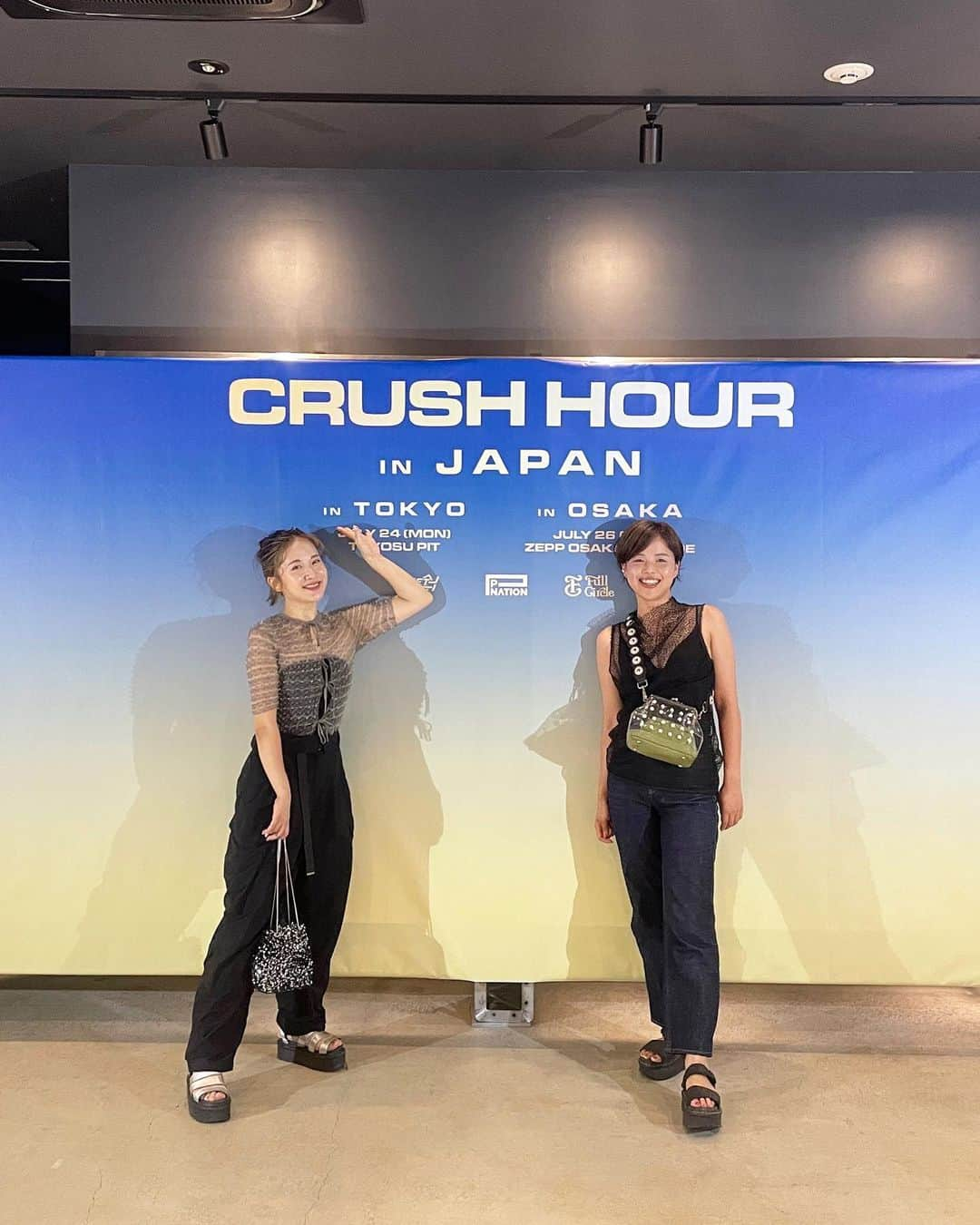 yuco_yoshidaのインスタグラム：「この夏LIVE行きすぎてる😇💸zeppでcrushとか絶対踊れるやつやん、、、と思って1人でチケット取ってて後日しずかも別で取ったらしく整理券見たら連番やった。爆 なんでこんなことが起きるの🤣 というわけで一緒に行ってきたw オープニングアクトのSIRUPさんからの流れも最高によかった！ ・ ・ #crushhour  #crushhourinjapan」