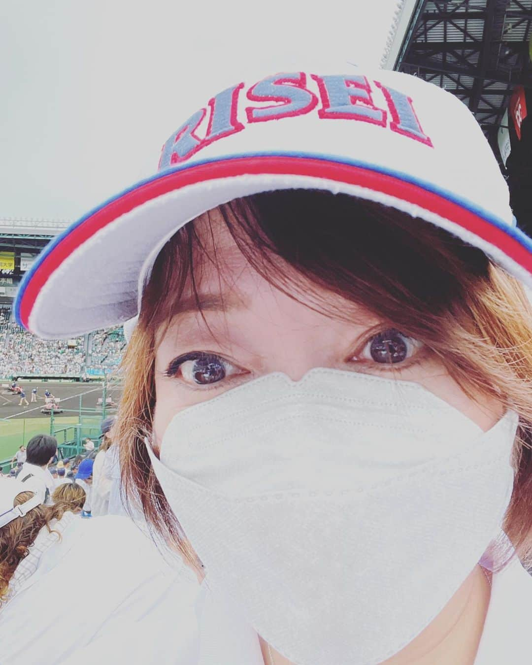 大神いずみさんのインスタグラム写真 - (大神いずみInstagram)「甲子園にやってきました。 （…前日9時間かかって大阪についたけど😓） 私にとっては2度目の甲子園球場。  考えてみたら、選抜に続いて最後の夏もここへ連れてきてくれた履正社、 ホントにありがとーぅ😭‼️ 感謝しかありません。  この夏の甲子園球場も、どこを見渡しても「ここ」にかける思いを抱いて集まっている人達でいっぱいでした。  翔大を含めた多くの高校野球選手たちが、このグラウンドで野球をやることを目指して、いっぱい練習して、いっぱい泣いて、いっぱい痛みに耐えてきたんだな、って思います。  それだけの価値がある、この素晴らしい舞台には、 たしかに試合が始まるまで考えられなかったようなことをヒョイ、と起こす「魔物」が住んでいるように感じました（…ほぼ霊感とか勘とか、全く持ち合わせていないアタキシなのですが😓）。  それはきっと、日本中のたくさんの高校野球選手の想いだけが、ここに向かって真っ直ぐ届いているからなのですね。  履正社は惜しくも敗退してしまいました。 だけどこれまで観たことがないような、素晴らしい試合を見せてくれて、 本当にありがとう‼️  凄いものを見てしまったー(O_O)‼️ 今は一日の終わりですけど、まだそんな気分です。  翔大のデッカいメガホンが揺れるのがちょっと斜め上段から見えるたび、 そこにいる君にも改めてエールを送りたい気分でもあったのだよ。母は😭  忘れない。  この瞬間の空気と思いを少しでも覚えていられますように、スタンプのつもりで自撮りパシャ📸  さあー！ 今度は瑛介の番だ。 またここへ来られるといいねぇ。  #夫もここにきたんだよな #やっとその凄さに気がついた #野球母になって初めて幸せ者だと感じました #大神いずみ #野球母 #履正社野球部 #甲子園球場」8月18日 1時13分 - izumi_ogami