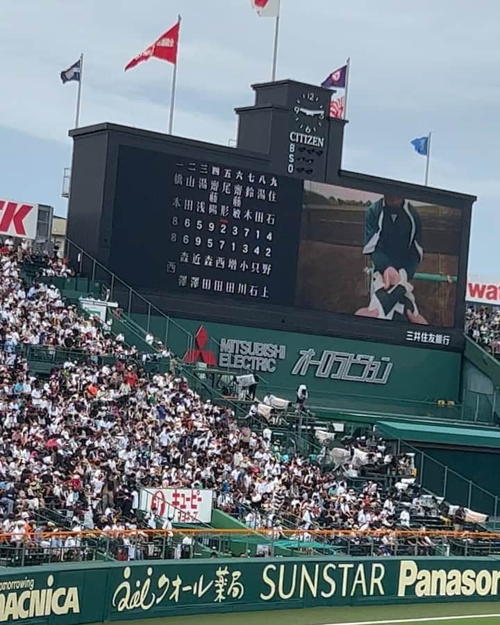 大神いずみのインスタグラム：「甲子園にやってきました。 （…前日9時間かかって大阪についたけど😓） 私にとっては2度目の甲子園球場。  考えてみたら、選抜に続いて最後の夏もここへ連れてきてくれた履正社、 ホントにありがとーぅ😭‼️ 感謝しかありません。  この夏の甲子園球場も、どこを見渡しても「ここ」にかける思いを抱いて集まっている人達でいっぱいでした。  翔大を含めた多くの高校野球選手たちが、このグラウンドで野球をやることを目指して、いっぱい練習して、いっぱい泣いて、いっぱい痛みに耐えてきたんだな、って思います。  それだけの価値がある、この素晴らしい舞台には、 たしかに試合が始まるまで考えられなかったようなことをヒョイ、と起こす「魔物」が住んでいるように感じました（…ほぼ霊感とか勘とか、全く持ち合わせていないアタキシなのですが😓）。  それはきっと、日本中のたくさんの高校野球選手の想いだけが、ここに向かって真っ直ぐ届いているからなのですね。  履正社は惜しくも敗退してしまいました。 だけどこれまで観たことがないような、素晴らしい試合を見せてくれて、 本当にありがとう‼️  凄いものを見てしまったー(O_O)‼️ 今は一日の終わりですけど、まだそんな気分です。  翔大のデッカいメガホンが揺れるのがちょっと斜め上段から見えるたび、 そこにいる君にも改めてエールを送りたい気分でもあったのだよ。母は😭  忘れない。  この瞬間の空気と思いを少しでも覚えていられますように、スタンプのつもりで自撮りパシャ📸  さあー！ 今度は瑛介の番だ。 またここへ来られるといいねぇ。  #夫もここにきたんだよな #やっとその凄さに気がついた #野球母になって初めて幸せ者だと感じました #大神いずみ #野球母 #履正社野球部 #甲子園球場」