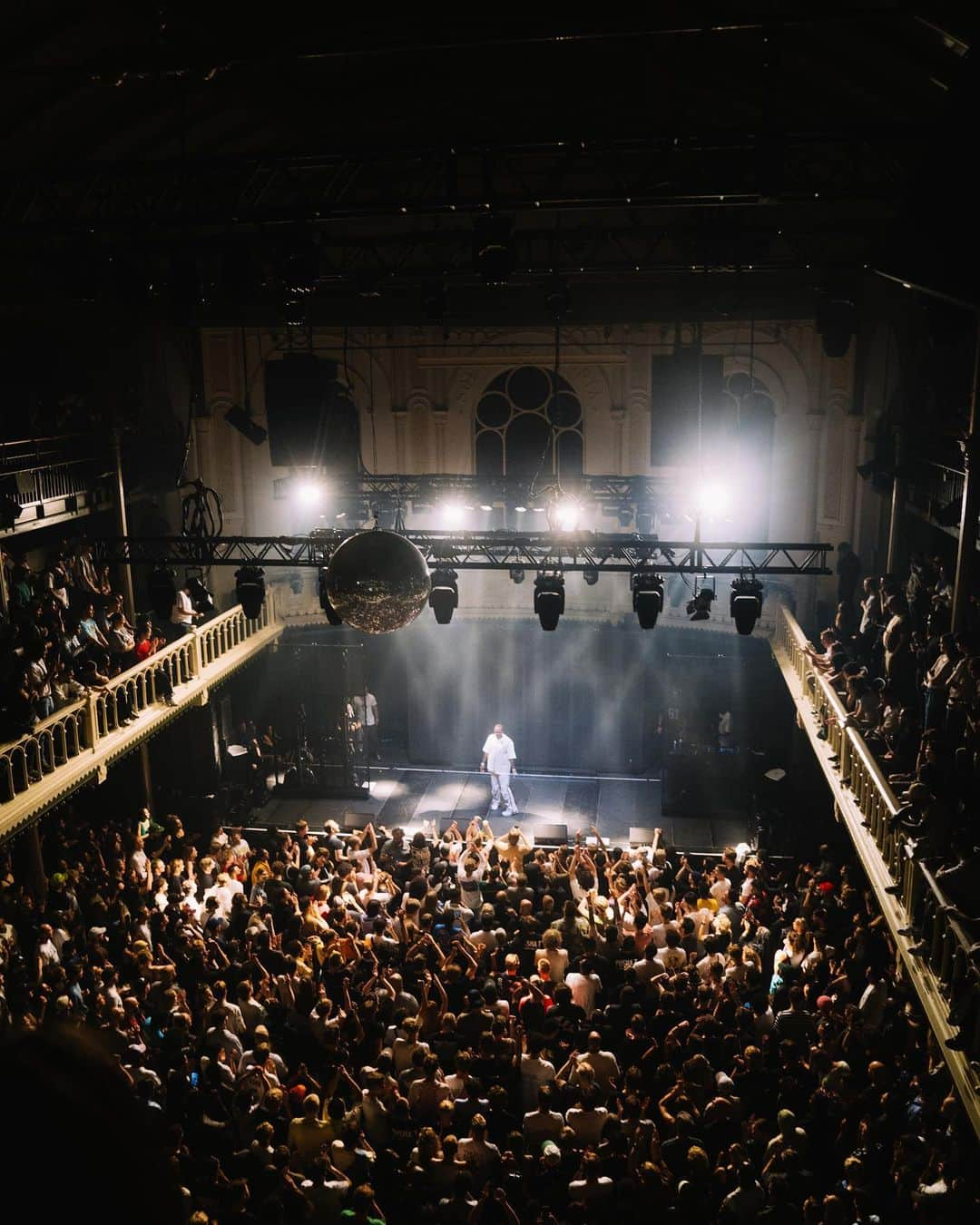 プシャ・Tさんのインスタグラム写真 - (プシャ・TInstagram)「8/13 + 8/15   AMSTERDAM, NL   ITS ALMOST DRY TOUR  “GOD SAVE THE KING”  STILLS  AND FOR MY NEXT MAGIC TRICK…🪄  📸: @growupbrendan」8月18日 1時19分 - kingpush