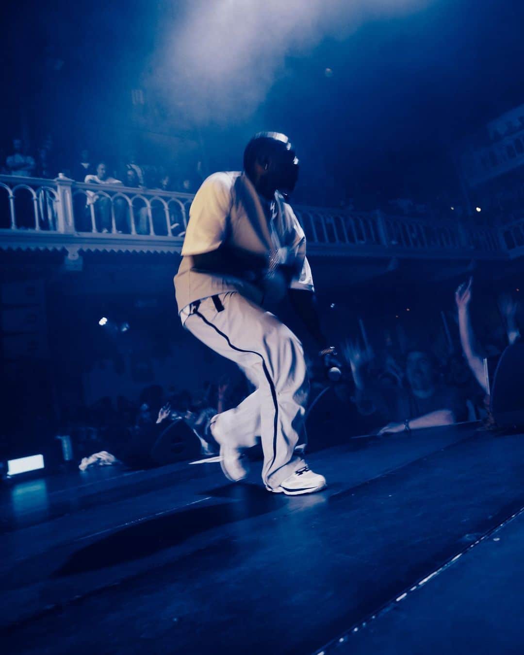 プシャ・Tのインスタグラム：「8/13 + 8/15   AMSTERDAM, NL   ITS ALMOST DRY TOUR  “GOD SAVE THE KING”  STILLS  AND FOR MY NEXT MAGIC TRICK…🪄  📸: @growupbrendan」