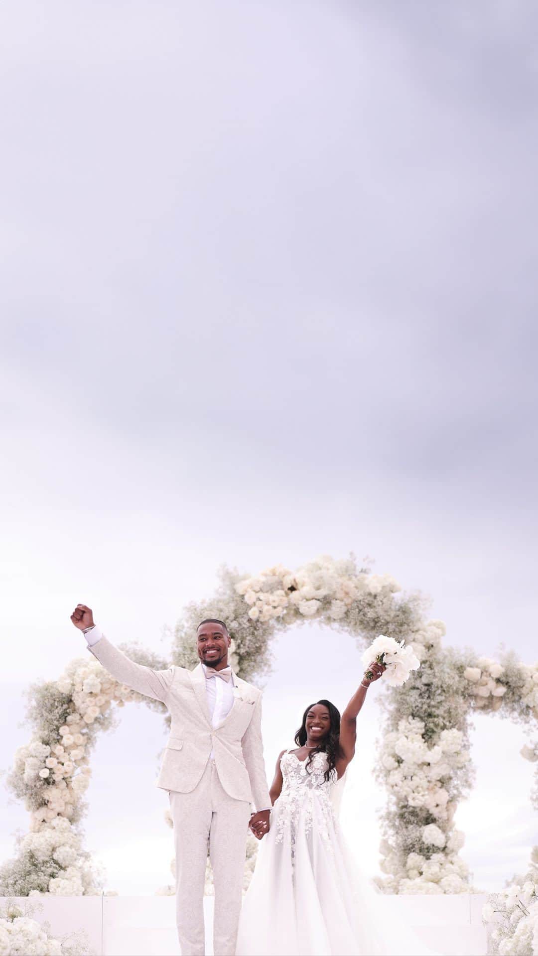 シモーネ・バイルズのインスタグラム：「Simone + Jonathan: the Owens’ | Made for Each Other — Bride: @simonebiles Groom: @jowens Videography: @irisfilmsatl Photographer: @stanlophotography wedding planner: @carenatrampe w/ @amyabbottevents  Venue: @nobuloscabos  wedding dresses: @galialahav  groom’s suit: @adamrossthesuitboss Jewelry: @zofrost grillz: @johnnydangandco & @paulwallbaby  stationary & branding: @lepenndesigns H&MU: @ashley.stewart.beauty Hair Install: @glamherj  braids: @braidsbydessi  barber: @jdiazthebarber halls: @kiwinail1911 bridesmaid dresses: @shoprevelry groomsmans suits: @adamrossthesuitboss wedding sneakers: @leilabcrystals bridesmaids jackets: @brodenim  celloist: @andrewsavoia wedding content creator: @ninasalci — #theowens #simonebiles #jowens #simonebileswedding #destinationwedding #celebritywedding #destinationweddingvideographer #celebwedding #vogue #vogueweddings #galialahavbride」
