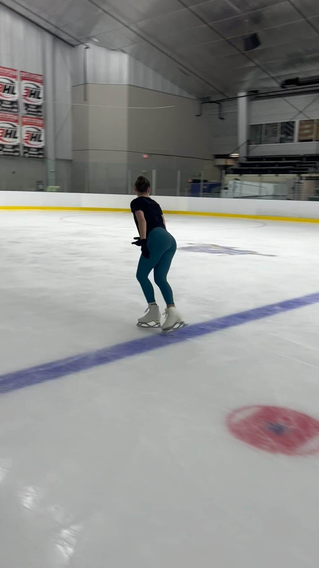 マライア・ベルのインスタグラム：「Getting ready for Japan open and a bunch of other fun skating opportunities this fall means now I don’t just lay around in my transcend leggings 😂, I skate in them! These tights are so soft, supportive and comfy to train in, I will definitely be wearing them for pretty much the rest of the year💖 See you on the ice 😊 @athleta #athleta #powerofshecollectivemember」