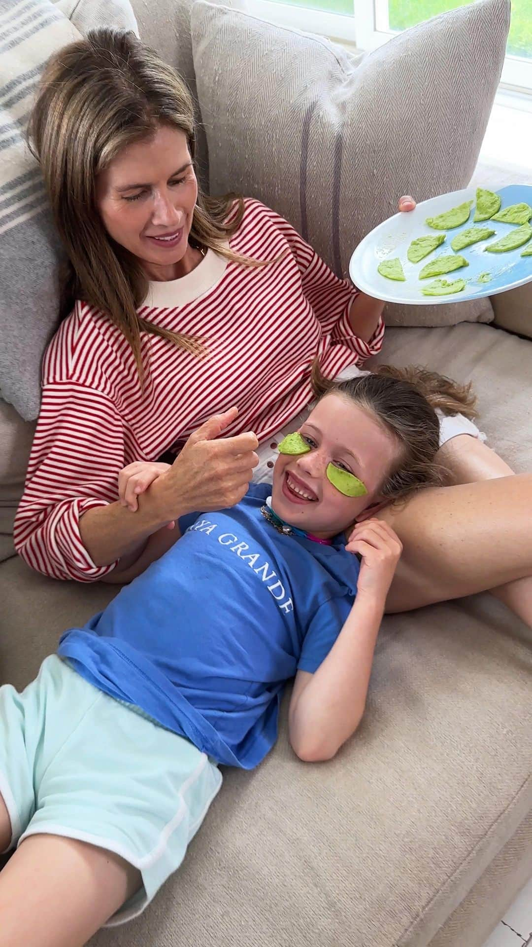 グッチ・ウェストマンのインスタグラム：「Have an at-home spa day with these cooling eye masks! ✨🧖‍♀️💚 Gucci and Petal share their DIY remedy using cucumber, aloe vera, and Vitamin E for the ultimate skin-soothing effect. Head to #GuccisGuide for the full how-to!  #WestmanAtelier」