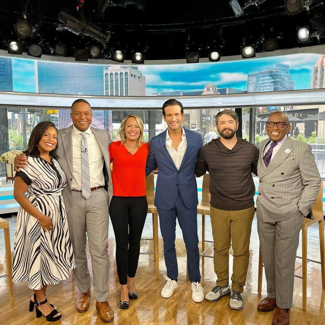 コリン・ドネルのインスタグラム：「Such a great morning talking all things @sharkonbroadway first with the crew at the @todayshow and then over at @newyorklivetv.  Suit: @senestudio Shoes: @on x @rogerfederer」