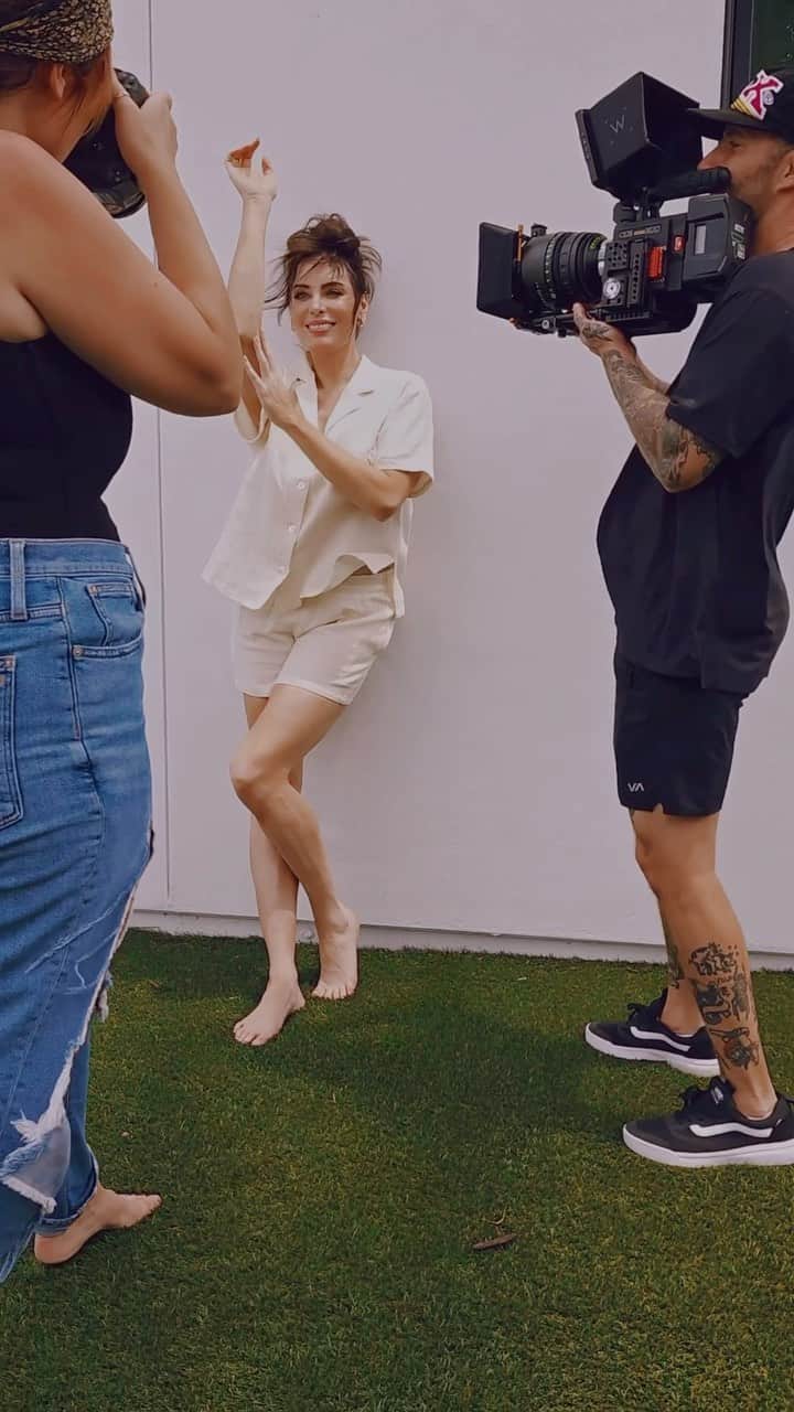 アンナ・ハウスのインスタグラム：「@theamaramedspa Commercial ❤️  Models: Stephanie Waltrip @iamstephmurray  Robert Sugden @robertsugdenhair  Jorah Ortiz @jorahd Marlene Chappel @marlenechappell Katarina Richterova @katarinarichterova Kelsey David @kelsey_davidd  DP: @chrisjolly  Producer + Stylist: @taybvnny Producer + Director: @jennygschroeder Photographer: @sheexposure  Photographer: @christinakarst  Reels: @daryna_barykina  MUA: @liliabmua Gaffer: @luke_kothera PA + BTS: @lnvo Styling: @venus @shopcheyandchawn Set: @jturnerandco @gregamaraceo」