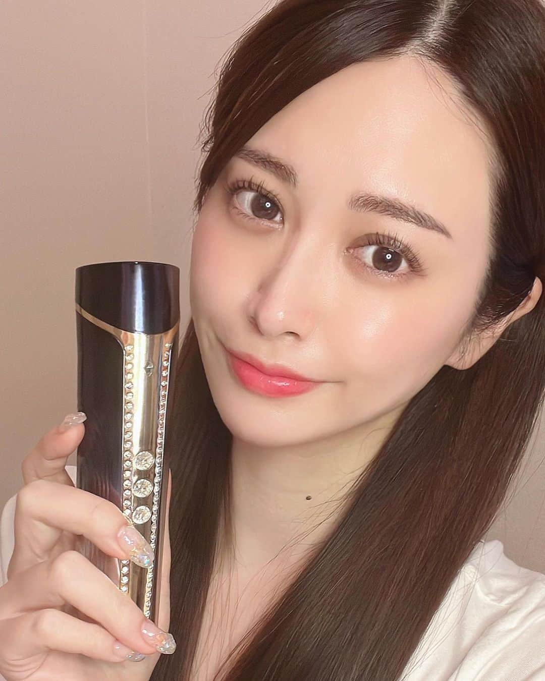 飛鳥凛のインスタグラム：「新しく仲間入りした美顔器だよ💆✨ キラキラ綺麗で使う前からもう気分あがる💕笑 5段階調整の高周波RFとEMSはしっかり温まってしっかり血行促進されるからか直後からくすみも軽減されて艶々🥺EMSは痛いくらいに効くので部分に分けて強さ調節…形が三角形だから気になる顎下にもぴったりフィット！！消えろ二重顎と唱えながら使用します👸 全身に使えるみたいだから気になる手のひらや膝小僧にも贅沢使いして美容液浸透させまくるぞ💅  #gloriouslift  #美顔器 #セルフエステ #自宅トレーニング  #美肌 #高周波rf #ems #美容機器 #たるみ #くすみ」