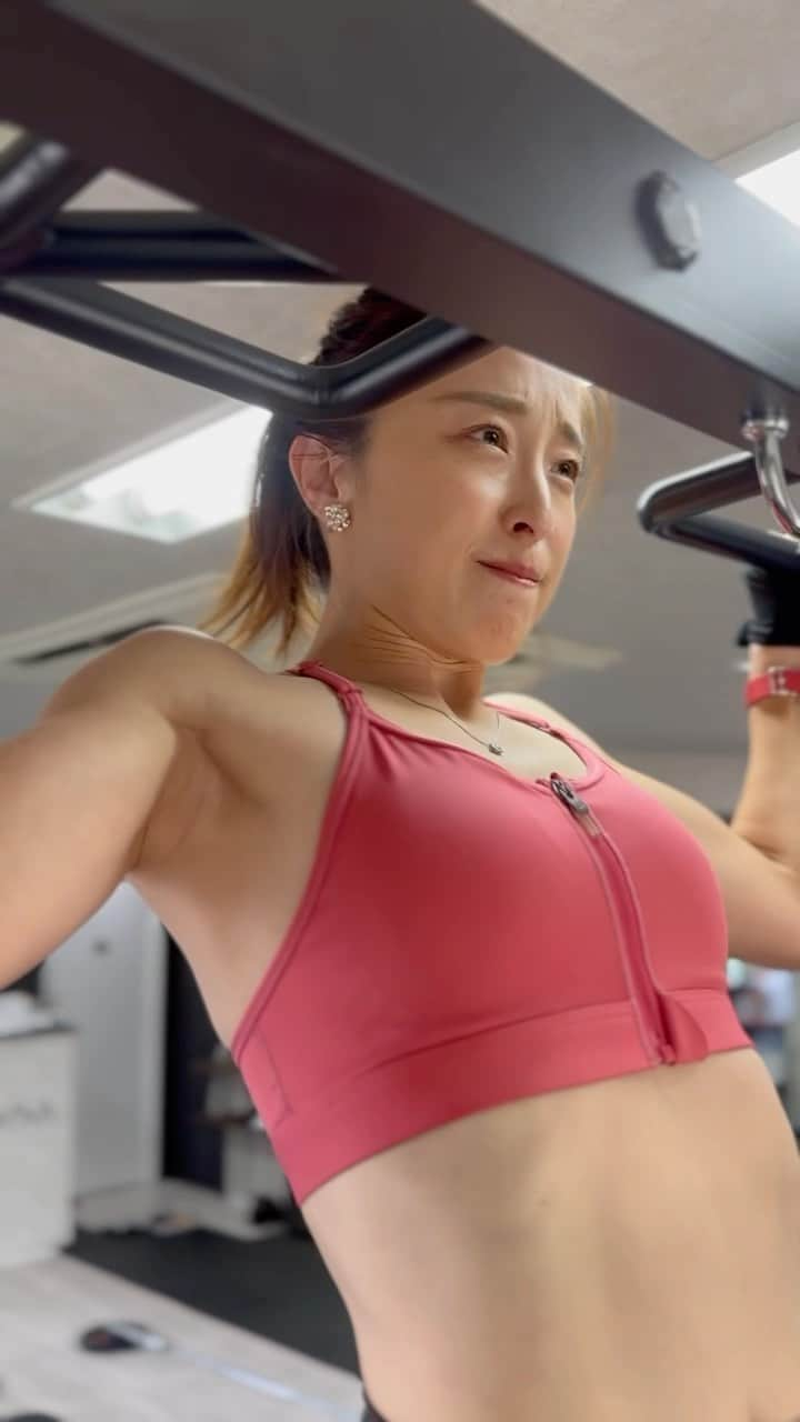 緒方ありさのインスタグラム：「pull-up🔥 女性は、背中だけじゃなくてお尻とハムまで 使うと上がりやすいです。 全背面を屈指。 .  合図がしたと思ったら、 あっという間に終わってしまいそうな夏🌻  . 早いよ👀  . #筋トレ　#トレーニング #懸垂女子 #ダイエット　#ありトレ #フィットネス　#ワークアウト #背中トレーニング　#マッチョ #fitness #workout #showme  #gym #gymgirl #herthylifestyle  #fitnessmotivation  #pullups  #팔로우  #바디프로필 #일상　#일상기록　#오오티디　#패션그램스타그램」