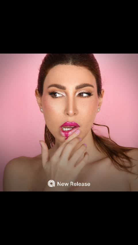 ヤーラのインスタグラム：「#يارا قالتها… #مش_بمزاجك😌🤚⁠ اسمعها على #أنغامي من الرابط بالبايو」