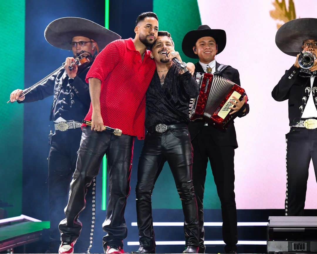 ロメオ・サントスのインスタグラム：「2/2 en Ciudad de México 🇲🇽   Gracias a los 45 mil Romeistas presente, y a @nodal 🙏❤️」